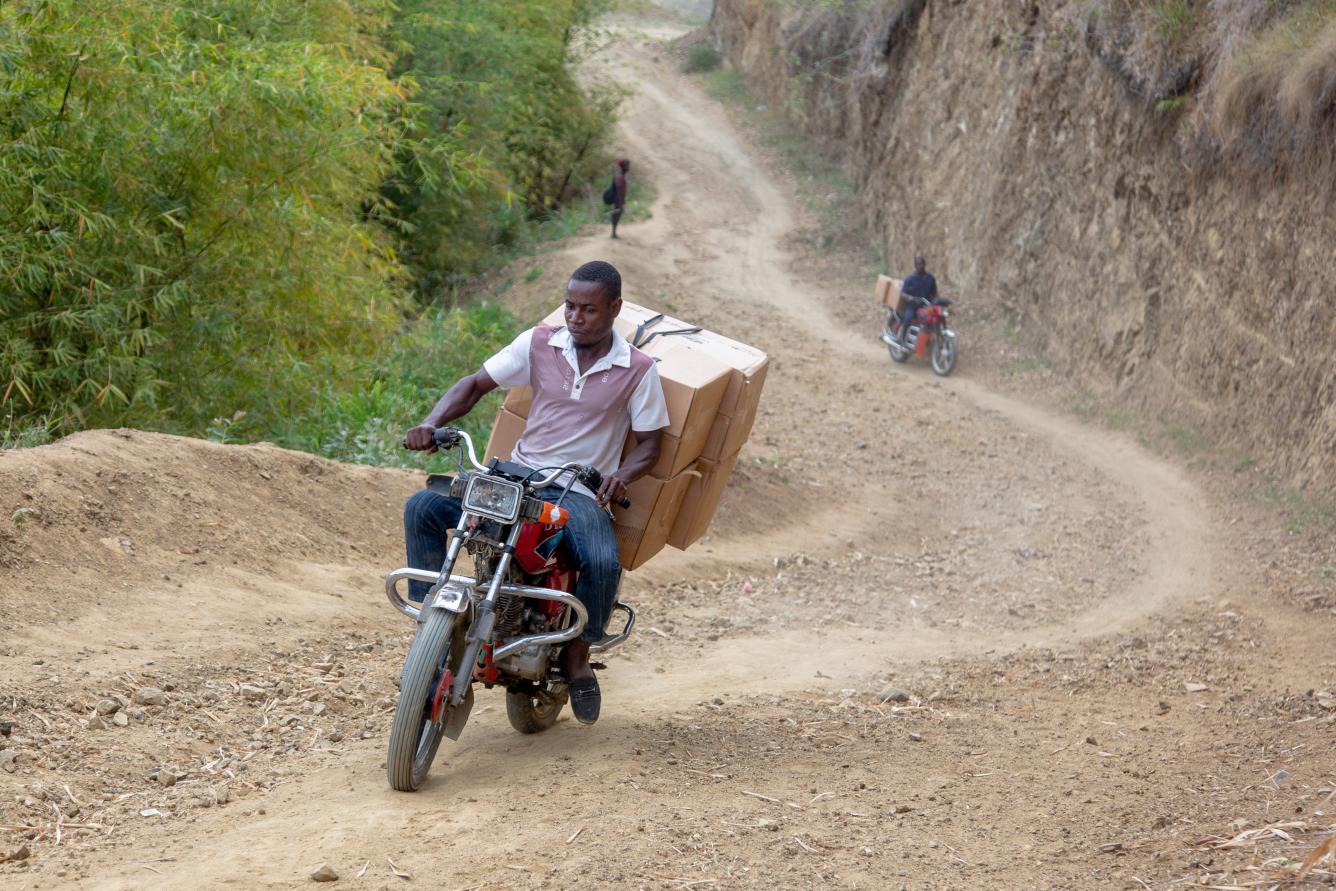 Un jeune transporte sur sa moto des kits scolaires de Les Irois vers les localités reculées de la Grand’Anse comme Galette Cotonnier.