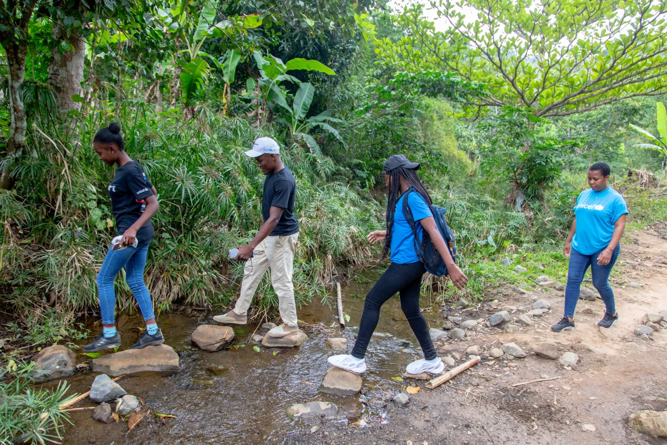 Darlee Labranche, UNICEF Education Officer, is accompanied by a group of young U-Reporters to distribute school kits to students in remote areas of the South Department in Haiti.