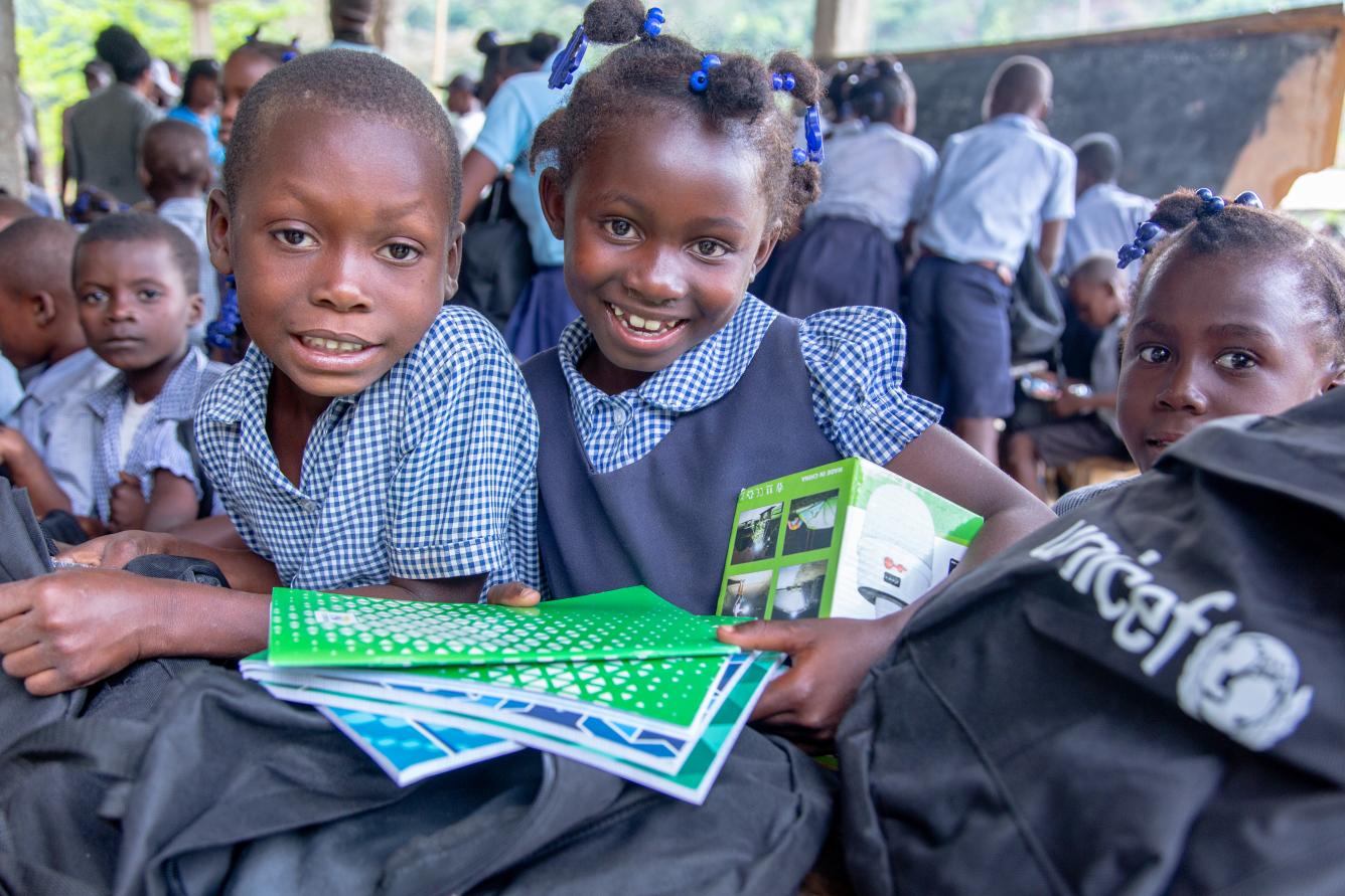 Les enfants de Galette Cotonnier dans la Grand'Anse font partie des 18.000 enfants qui ont reçu des kits scolaires and des lamps solaires dans le Grand Sud depuis le début de l’année