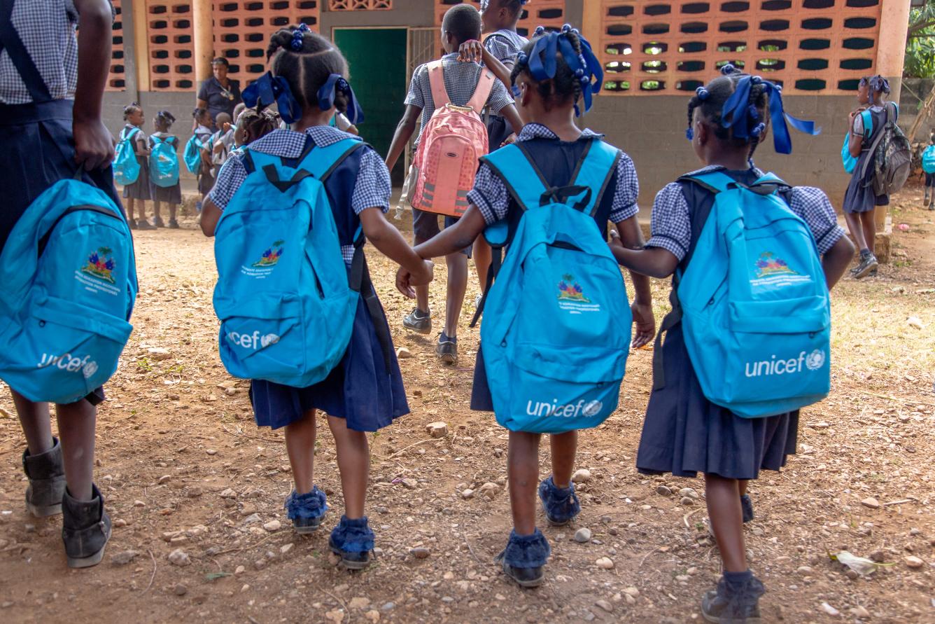 Les élèves de l'école Dame Marie rentrent à la maison avec les nouveaux sacs à dos.