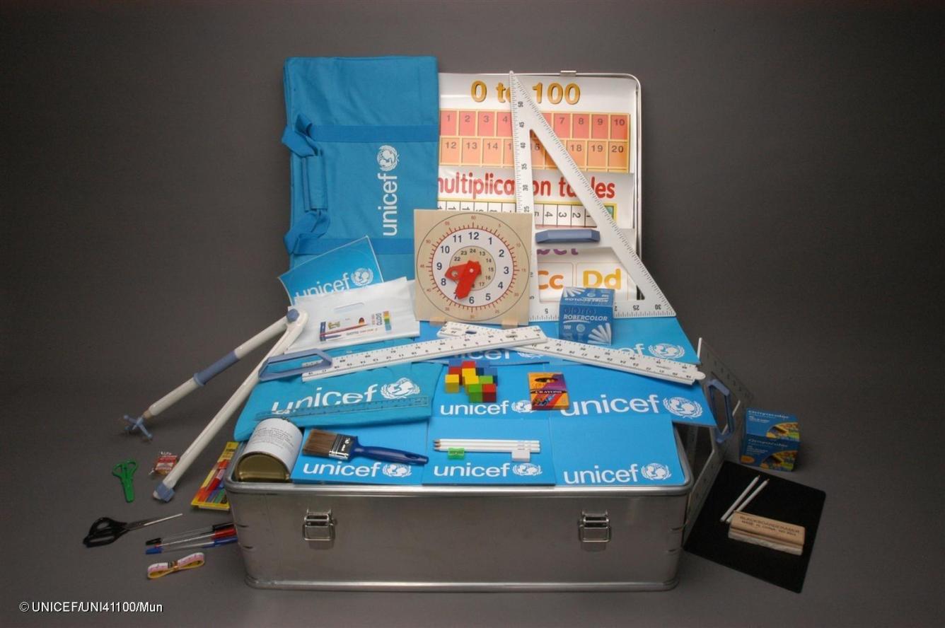 Une trousse L’école en boîte de l’UNICEF contenant des sacs à dos, des règles et d’autres articles et fournitures.