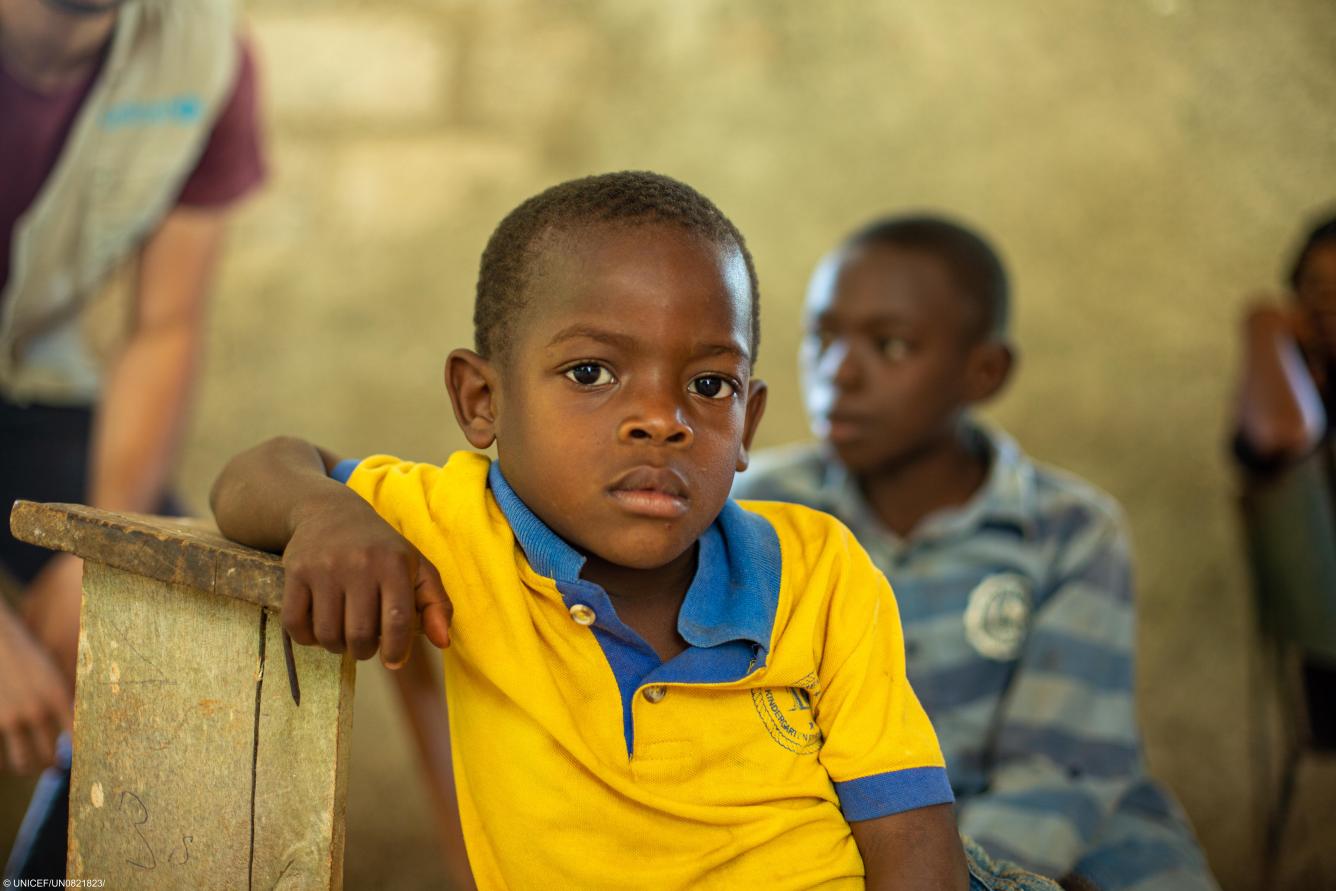 Un garçon attend durant un entretien avec les bénéficiaires d’un programme d’approvisionnement en eau salubre dirigé par l’UNICEF dans la commune de Jérémie, en Haïti