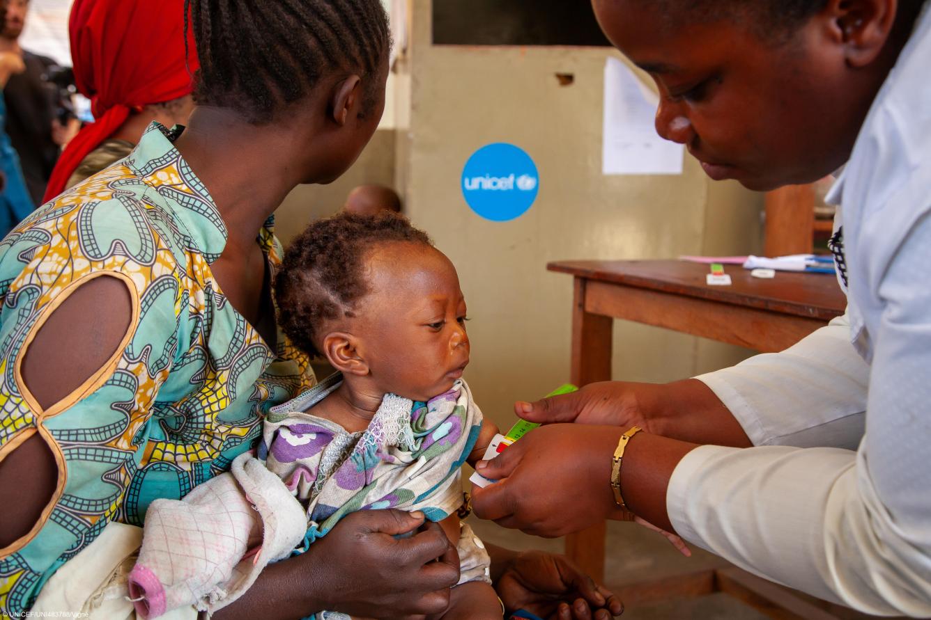 Une infirmière examine un bébé atteint de malnutrition dans un centre de santé soutenu par l’UNICEF dans la province du Sud-Kivu, en République démocratique du Congo.