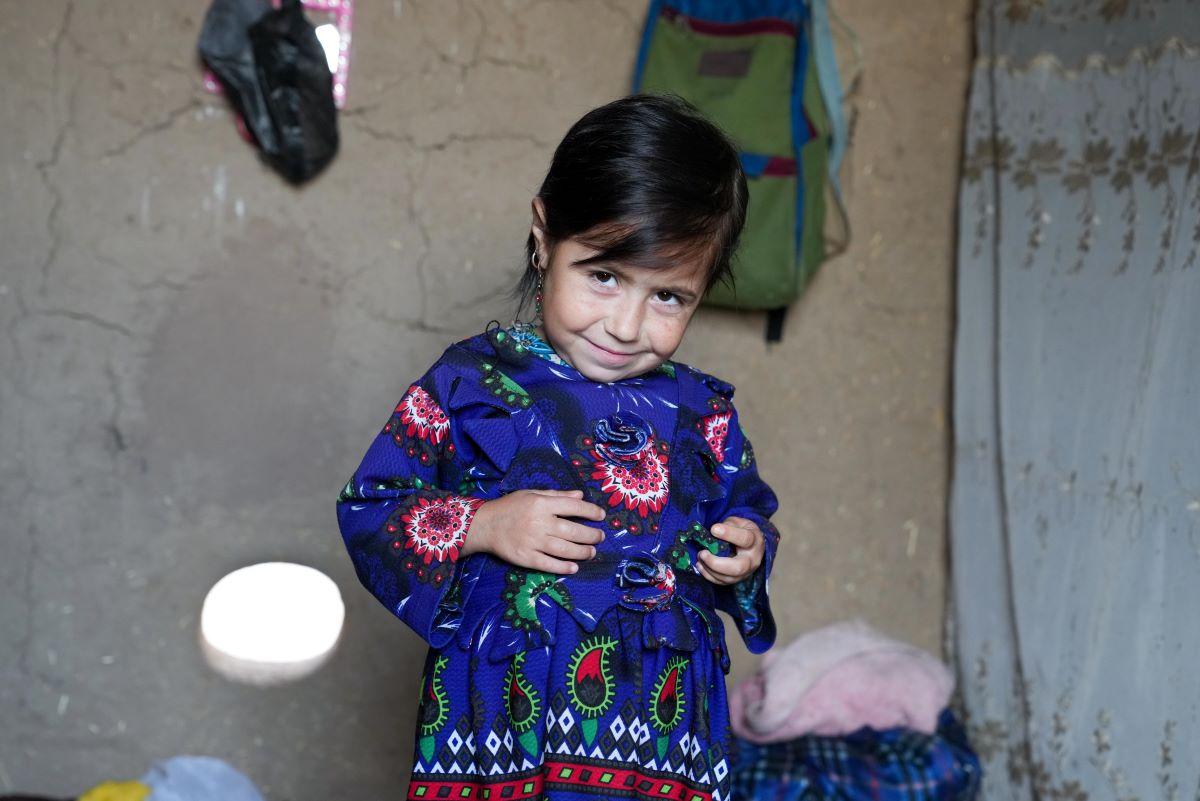 Parwana chez elle, un an après s’être remise d’une malnutrition aiguë sévère.
