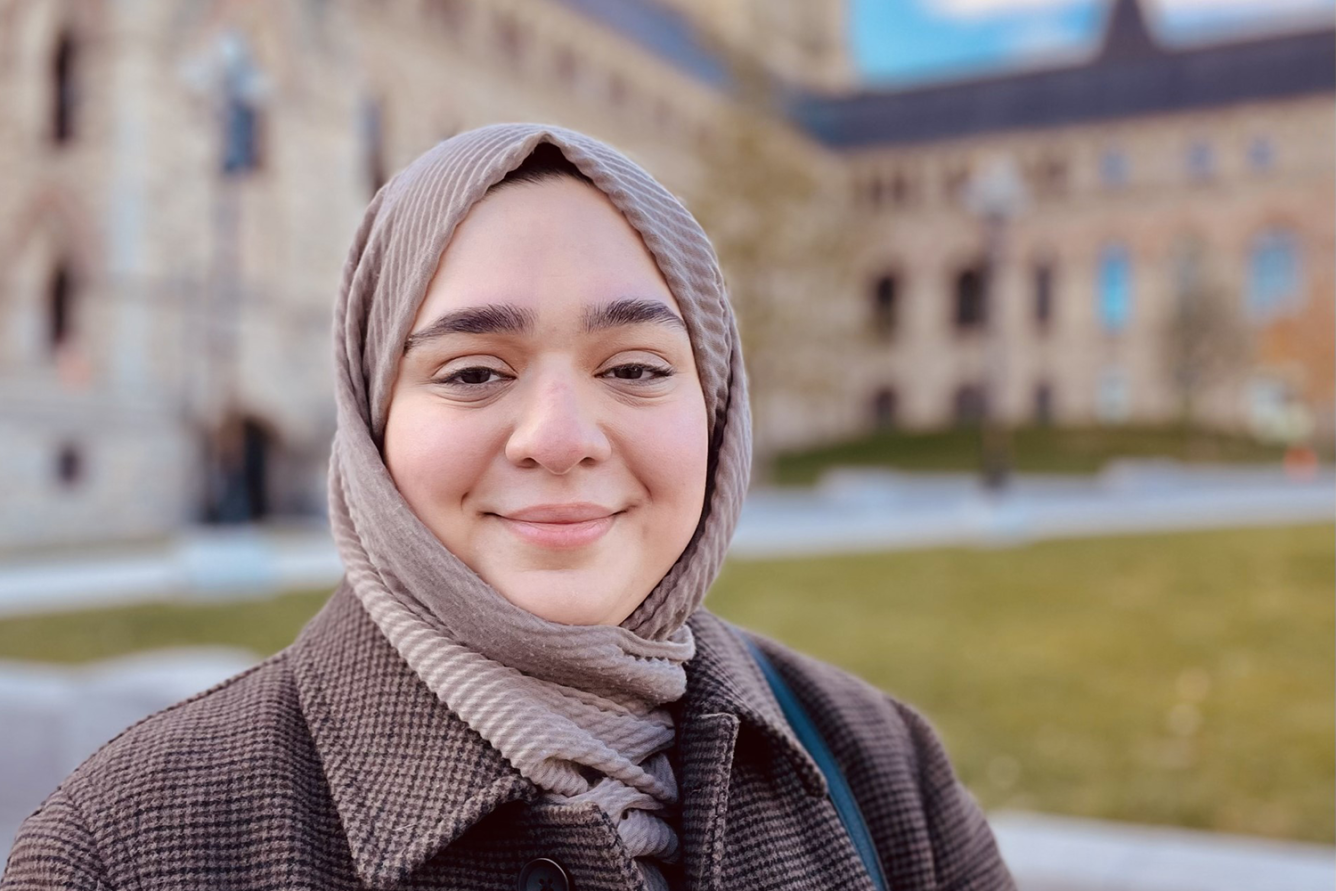 Matin Moradkhan, jeune défenseure des droits de l’enfant d’UNICEF Canada, sourit à l’objectif.