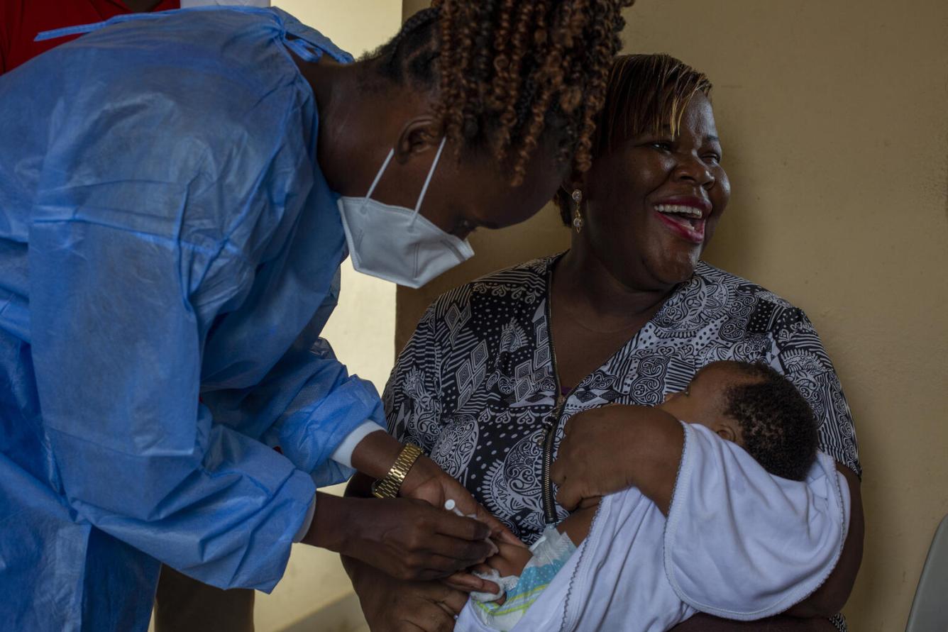 Dans un centre de santé en Angola, Nuegy, deux mois, reçoit un vaccin d’une infirmière alors que sa mère la tient dans ses bras.
