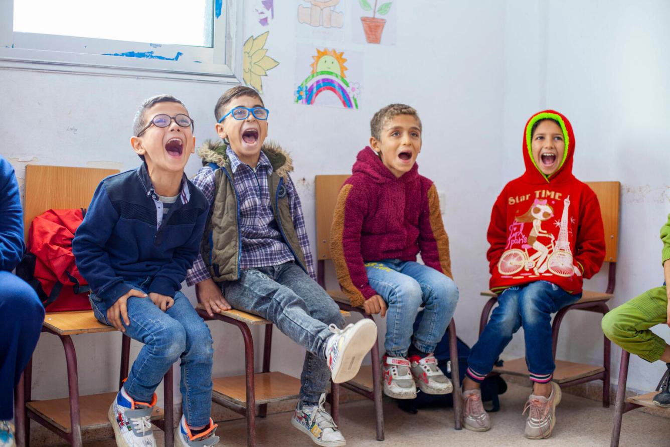 Des enfants éclatent de rire lors d’une activité organisée au sein d’un espace ami des enfants soutenu par l’UNICEF en Syrie