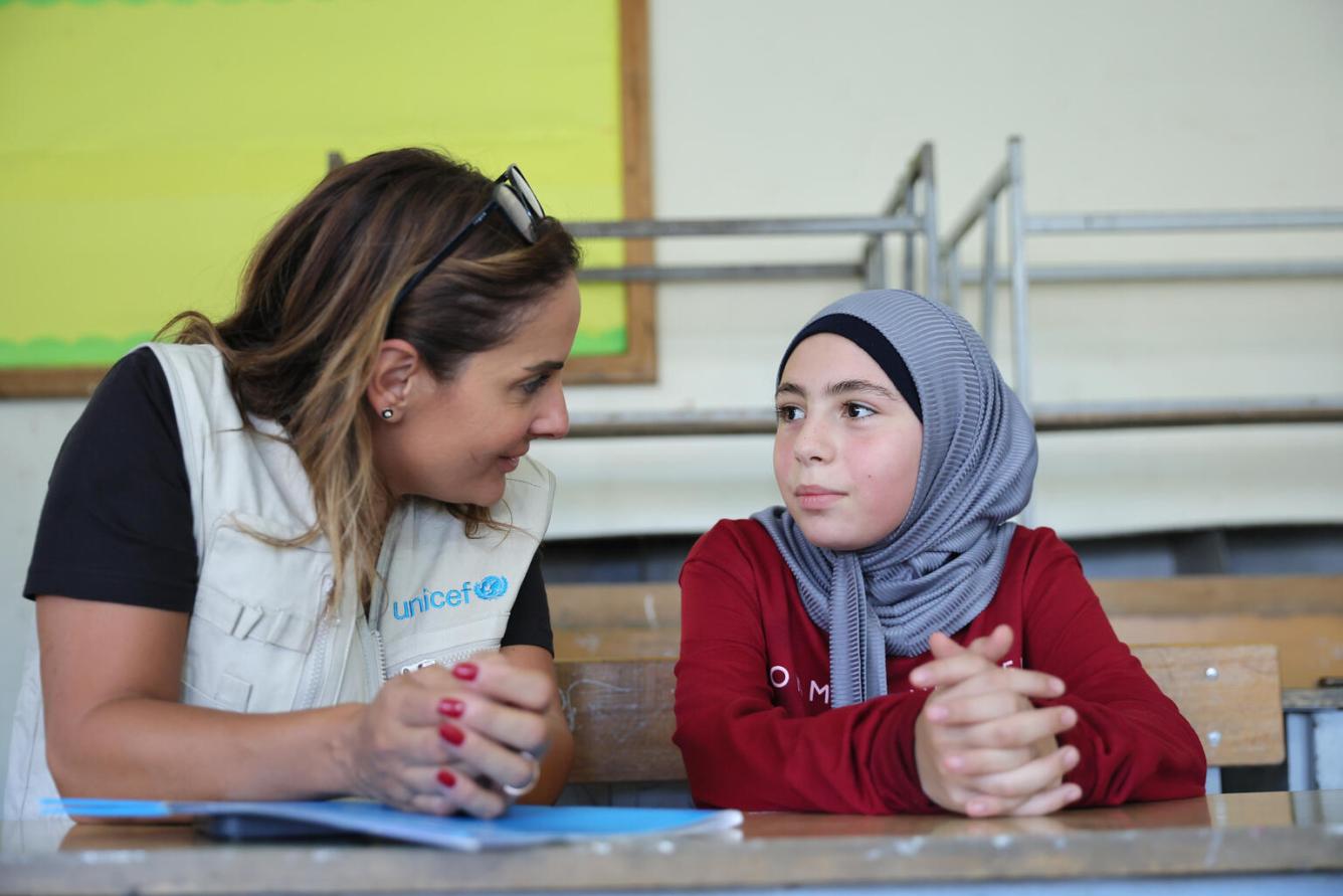 Dans un refuge au Liban, une employée de l’UNICEF parle avec une jeune fille.