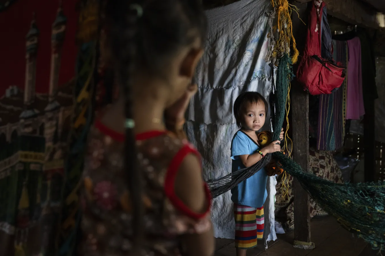 Deux enfants se tiennent à l’intérieur de chez eux dans la ville de Cotabato, aux Philippines, où ils vivent avec leur famille élargie. Leurs cousins ont été infectés par le virus de la rougeole lorsque la région a été frappée par une épidémie.
