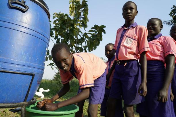 Children queuing for water