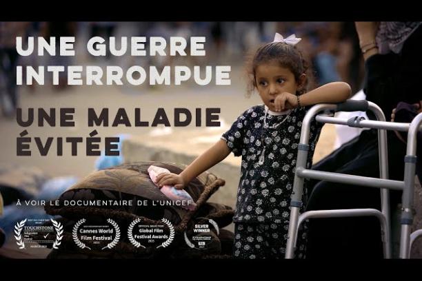 Page de titre d’un film sur laquelle on peut voir l’image d’une fillette se tenant debout, le coude posé sur une marchette, des effets personnels empilés les uns sur les autres à côté d’elle. Sur la page, on peut lire « Une guerre interrompue, une maladie évitée. À voir : le documentaire de l’UNICEF ».
