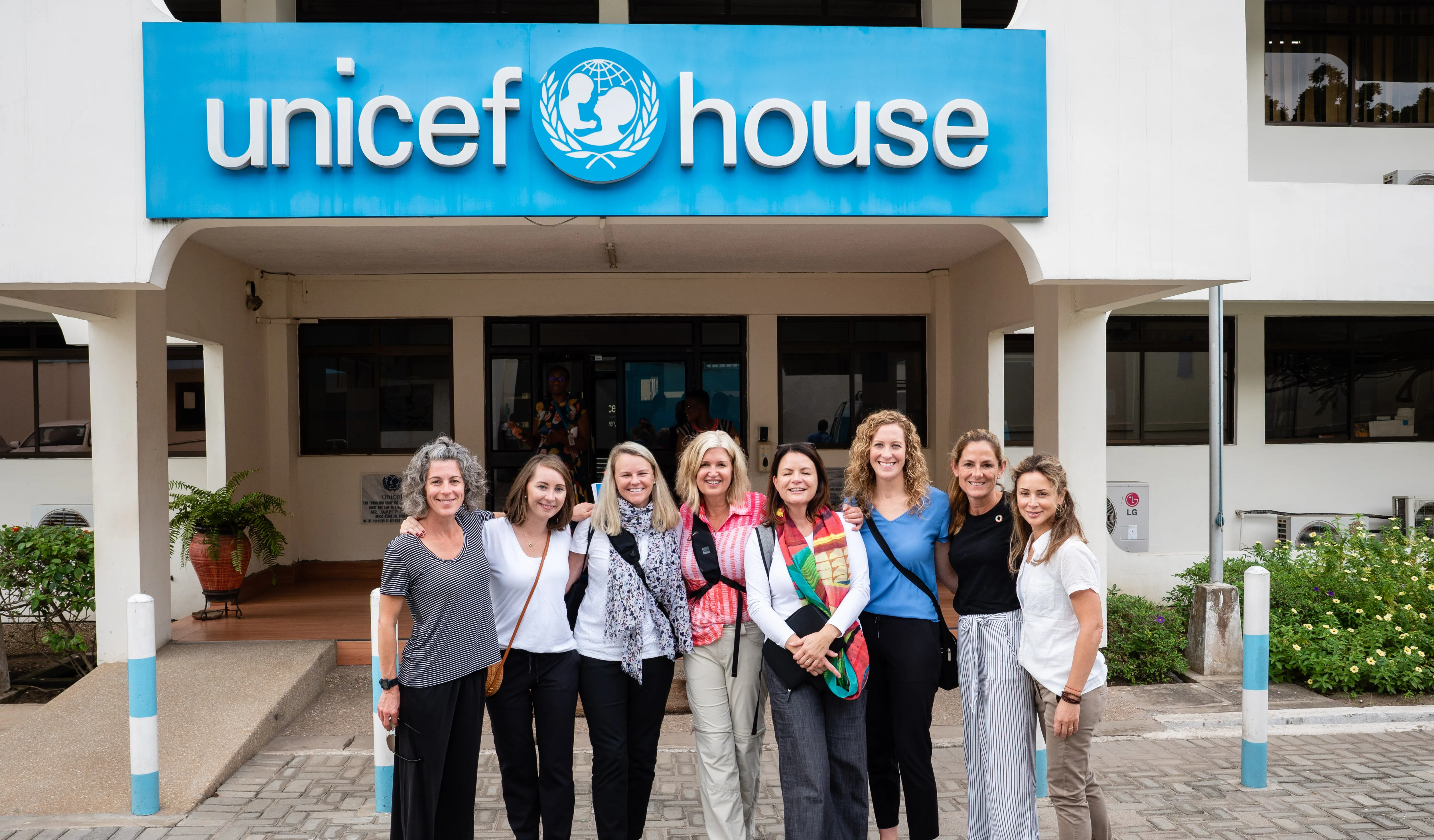 Des participantes au programme Bâtisseuses d’avenir sont photographiées à l’extérieur des bureaux d’UNICEF Ghana.