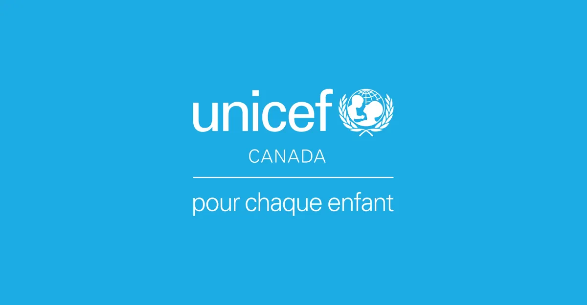 Texte blanc et logo de l'UNICEF Canada sur fond bleu