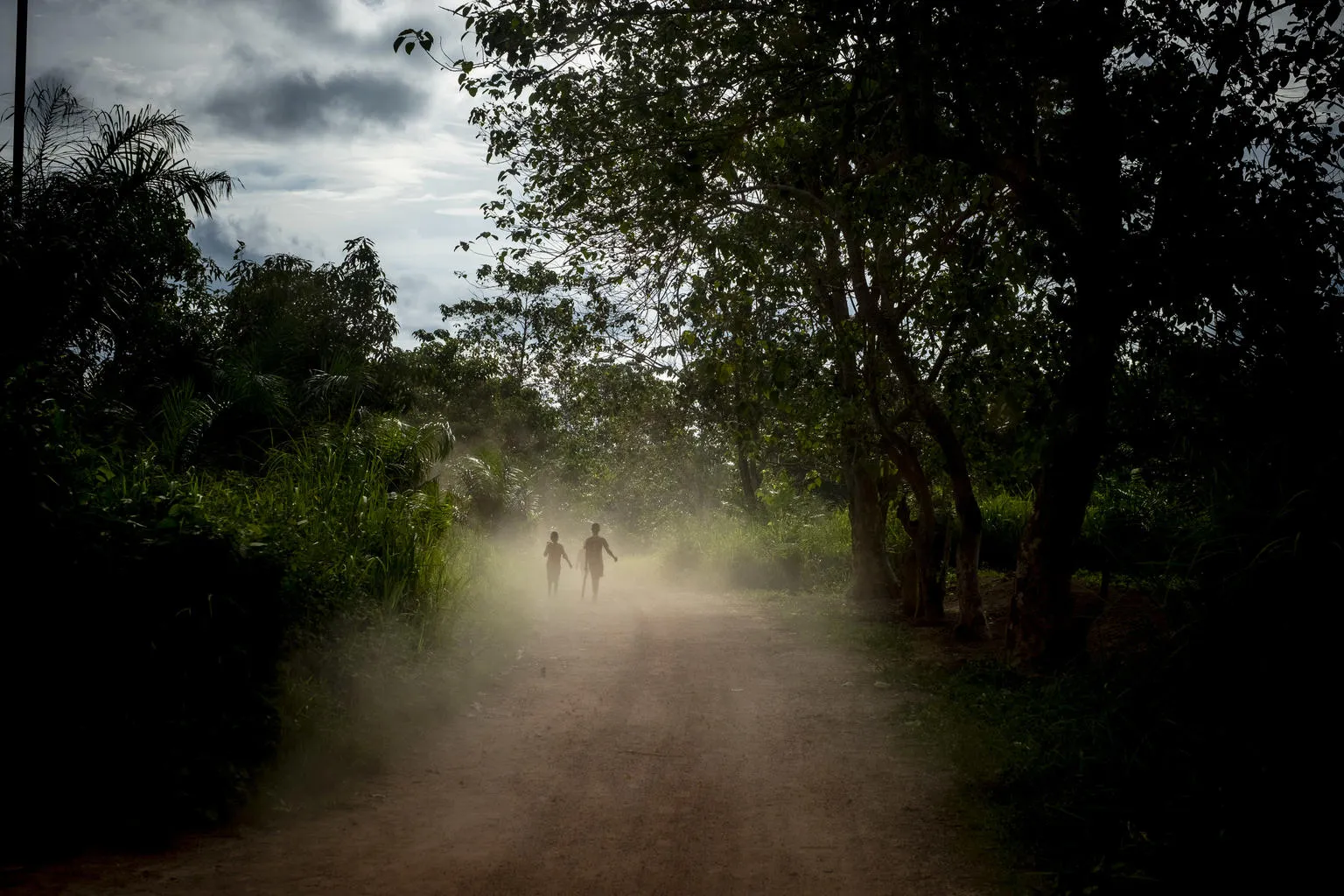des enfants sur une route près de Bangui