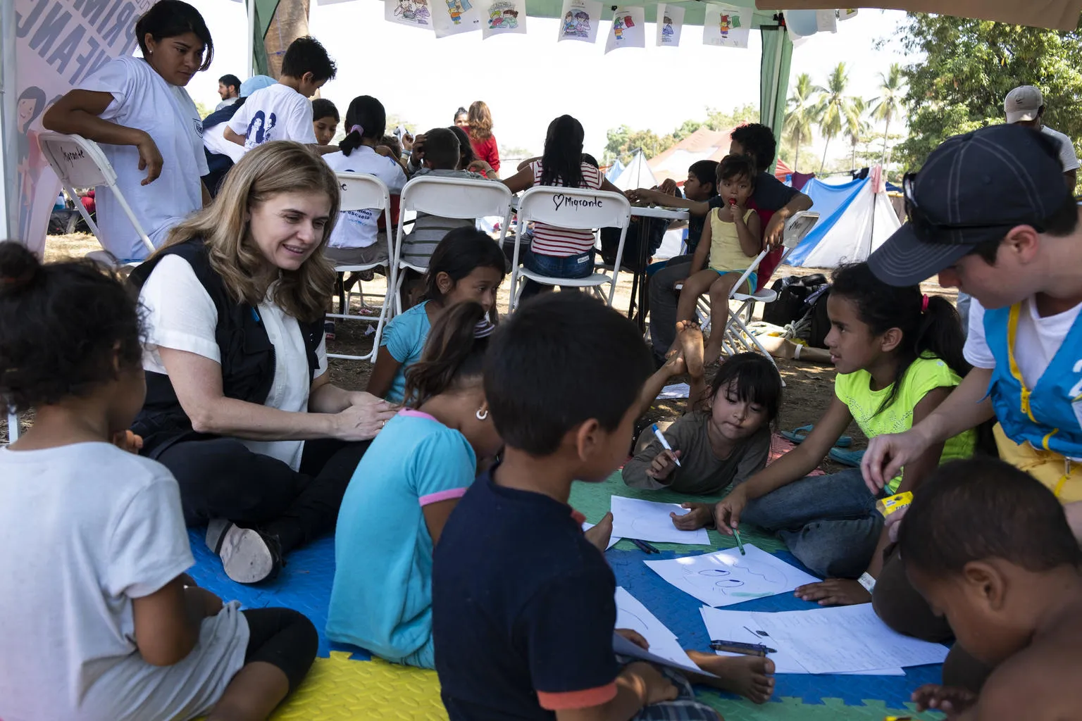 Paloma Escudero visiting children at Guatemala Mexico border