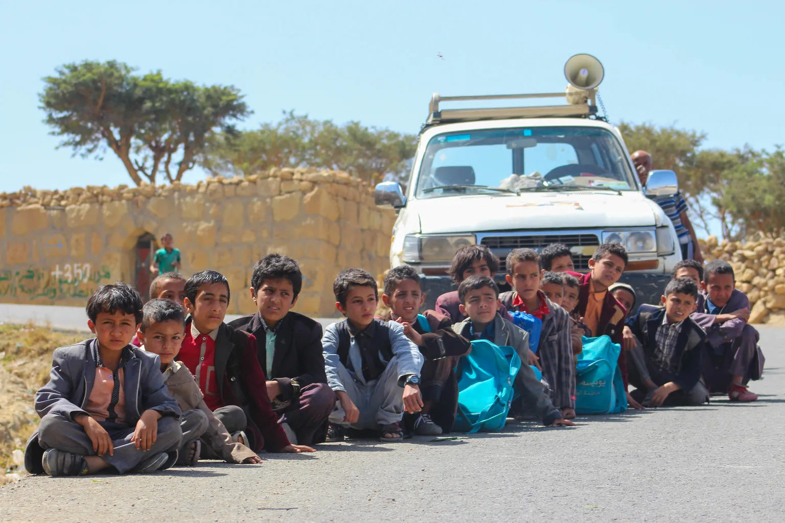 Des enfants attendent pour se faire vacciner à Dhamar, Yemen 