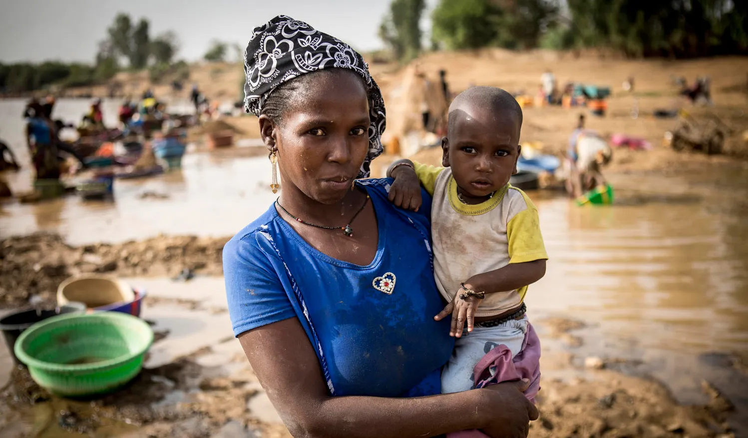Ramata Diallo, 40 years old, has been an artisanal miner in Massakama for 3 years. She lives directly on the site with her husband Mamadou Diallo and their 5 children. Hachime, 11 months, is her youngest child. 