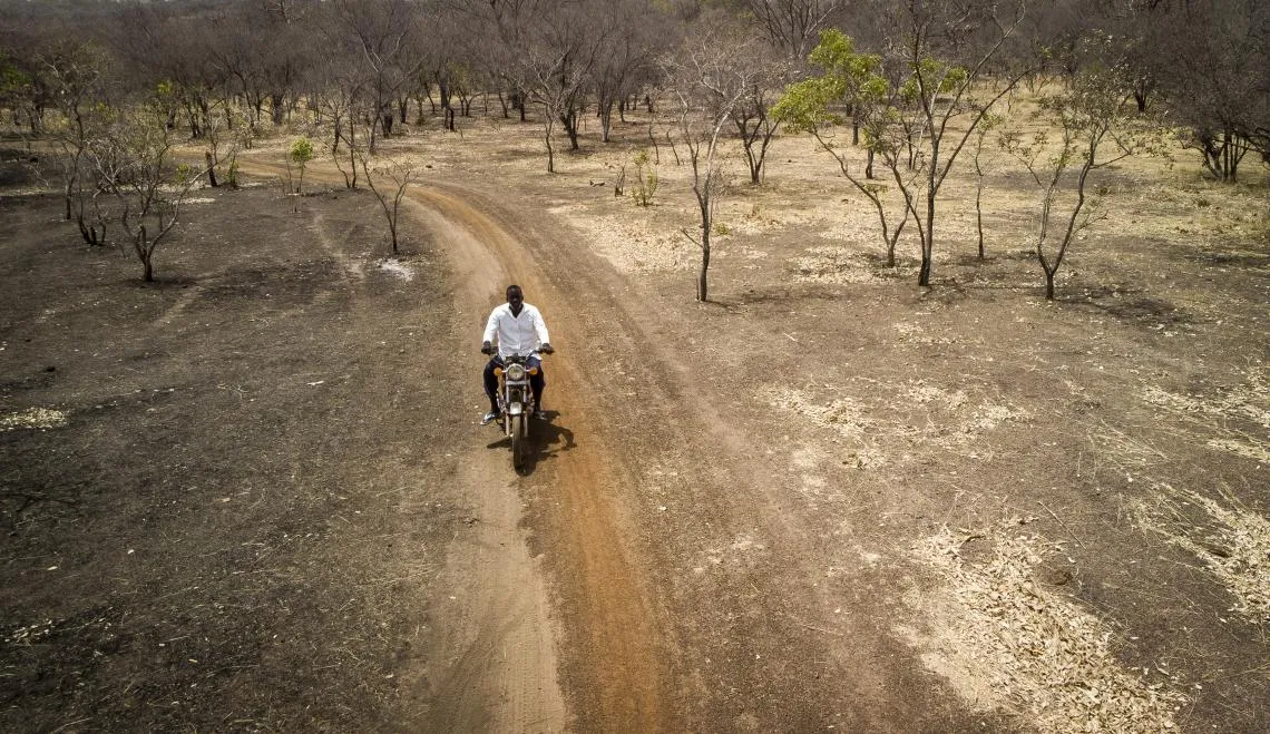 UNICEF staffer Adama rides his motorbike to vaccinate children.