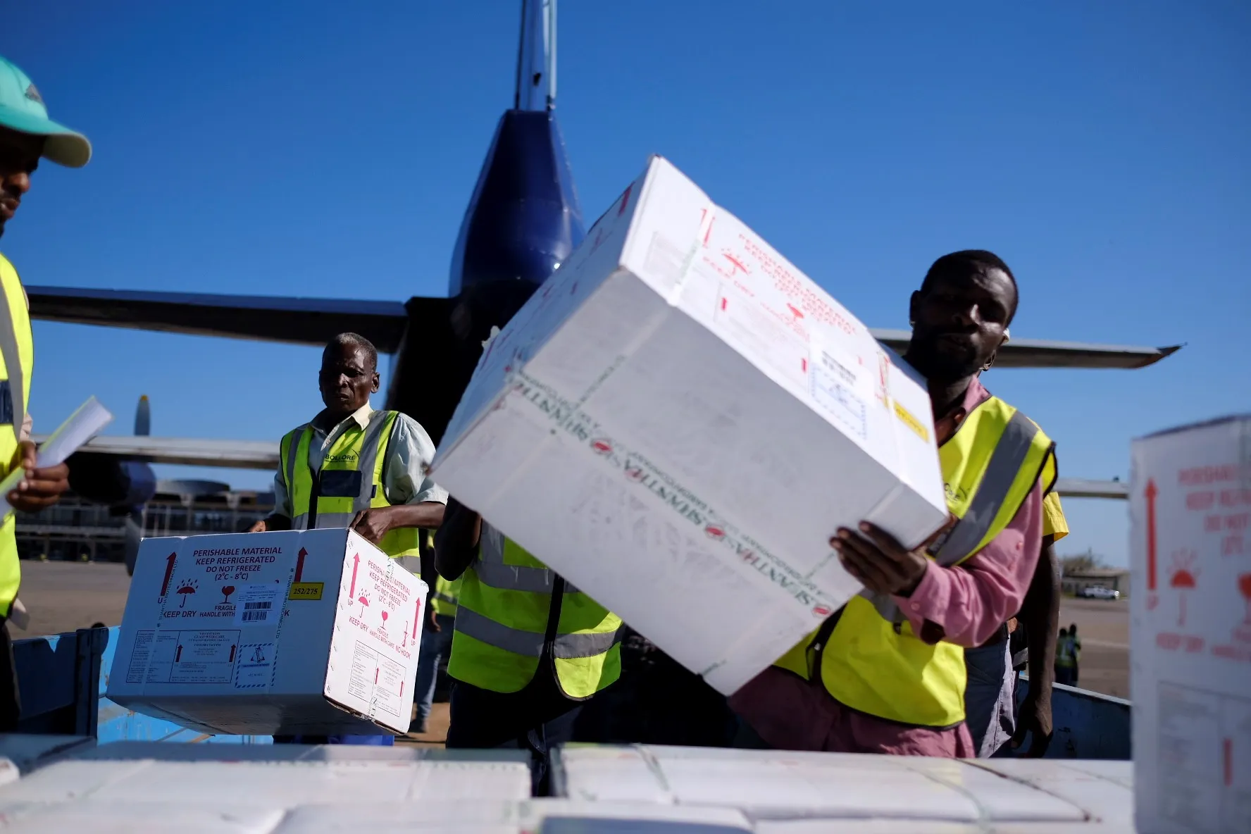 vaccines being offloaded in Beira