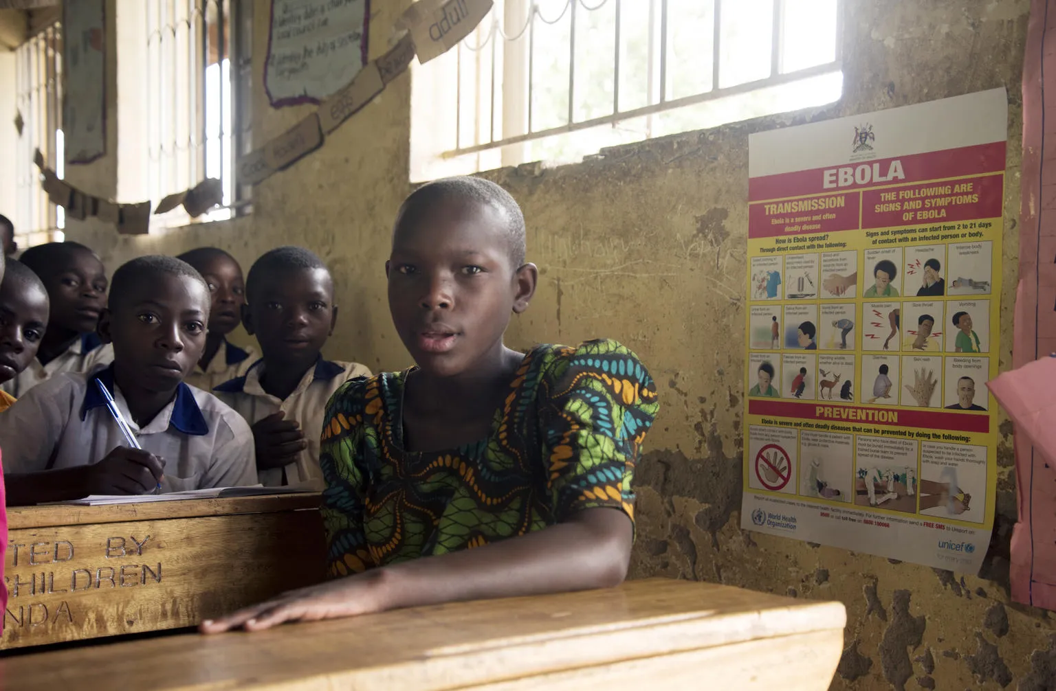 enfants assis en classe