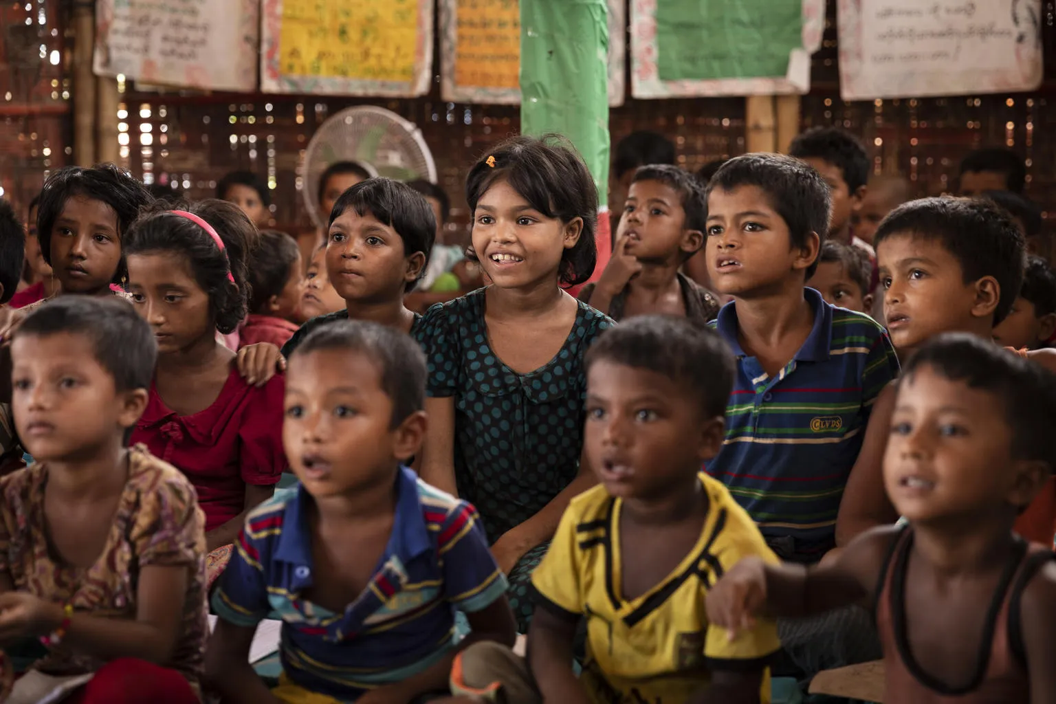 des enfants Rohingya récintent la leçon du jour dans un centre d'apprentissage soutenu par l'UNICEFing space in Bangladesh