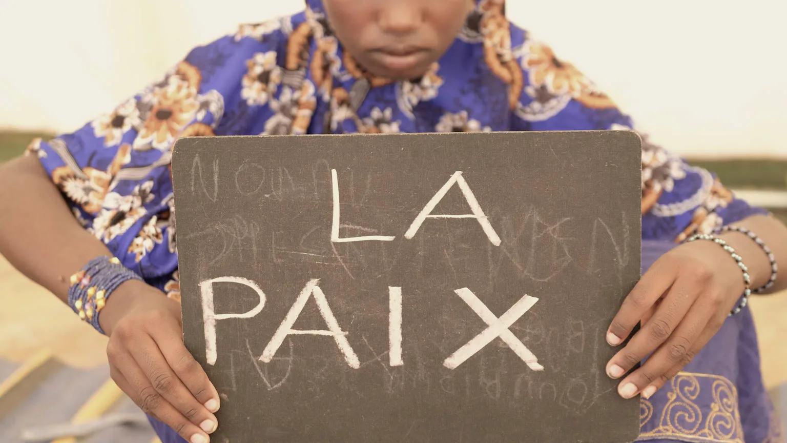 une jeune fille souhaite la paix