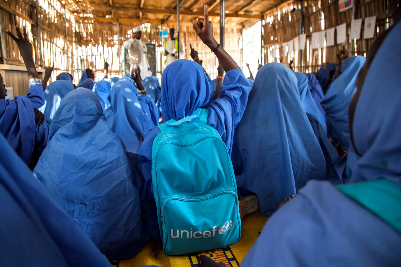 Jeunes filles à l'école dans un centre d'apprentissage temporaire à Maiduguri