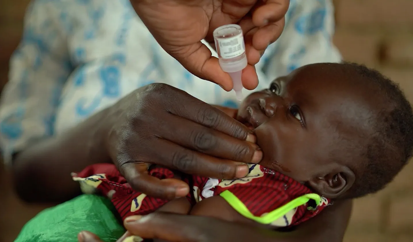 Un enfant se fait vacciner par voie orale au Malawi