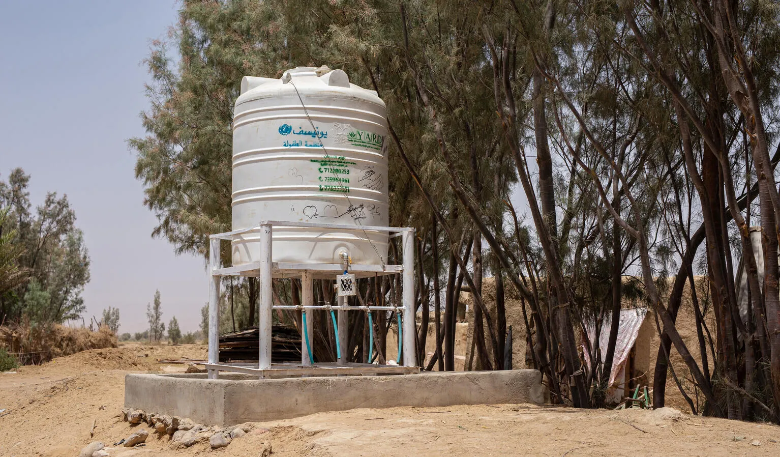 An emergency water tank installed at a camp for IDPs in Yemen.