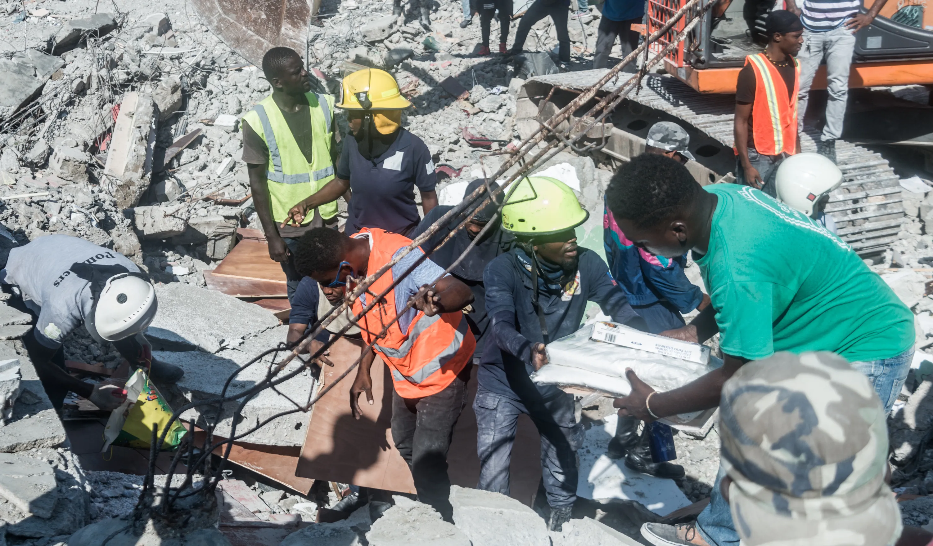 People look for survivors amongst the rubble in the neighbourhood of Dexia 6, Les Cayes, 