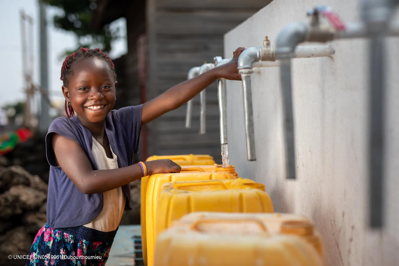 Marie, 7, draws water from a standpipe built with the support of UNICEF in the Buhene district of Goma, capital of North Kivu province, to the east. of the Democratic Republic of Congo.