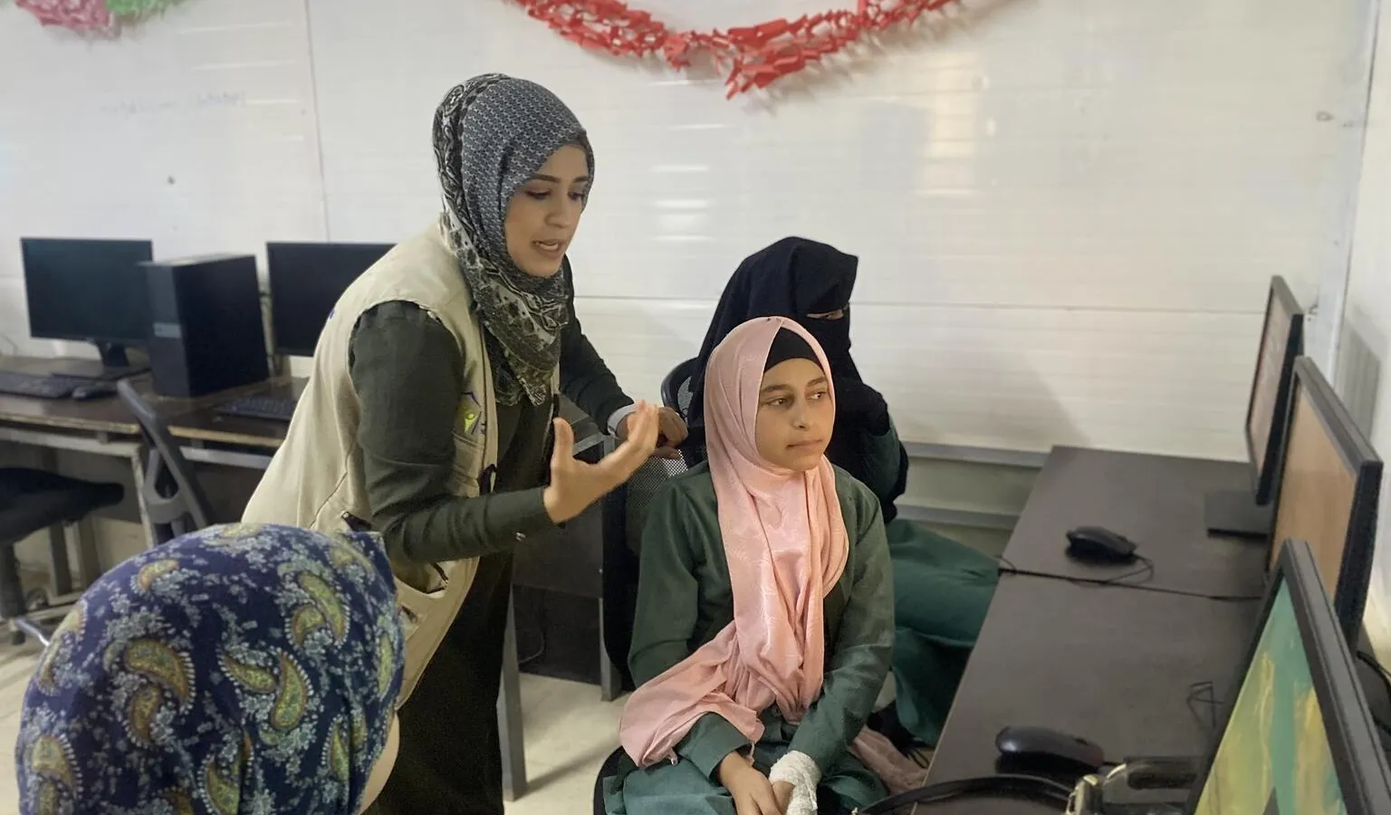 Hanadi enseigne l’informatique à des enfants syriens dans un centre Makani soutenu par l’UNICEF en Jordanie, dans le camp pour personnes réfugiées de Zaatari.