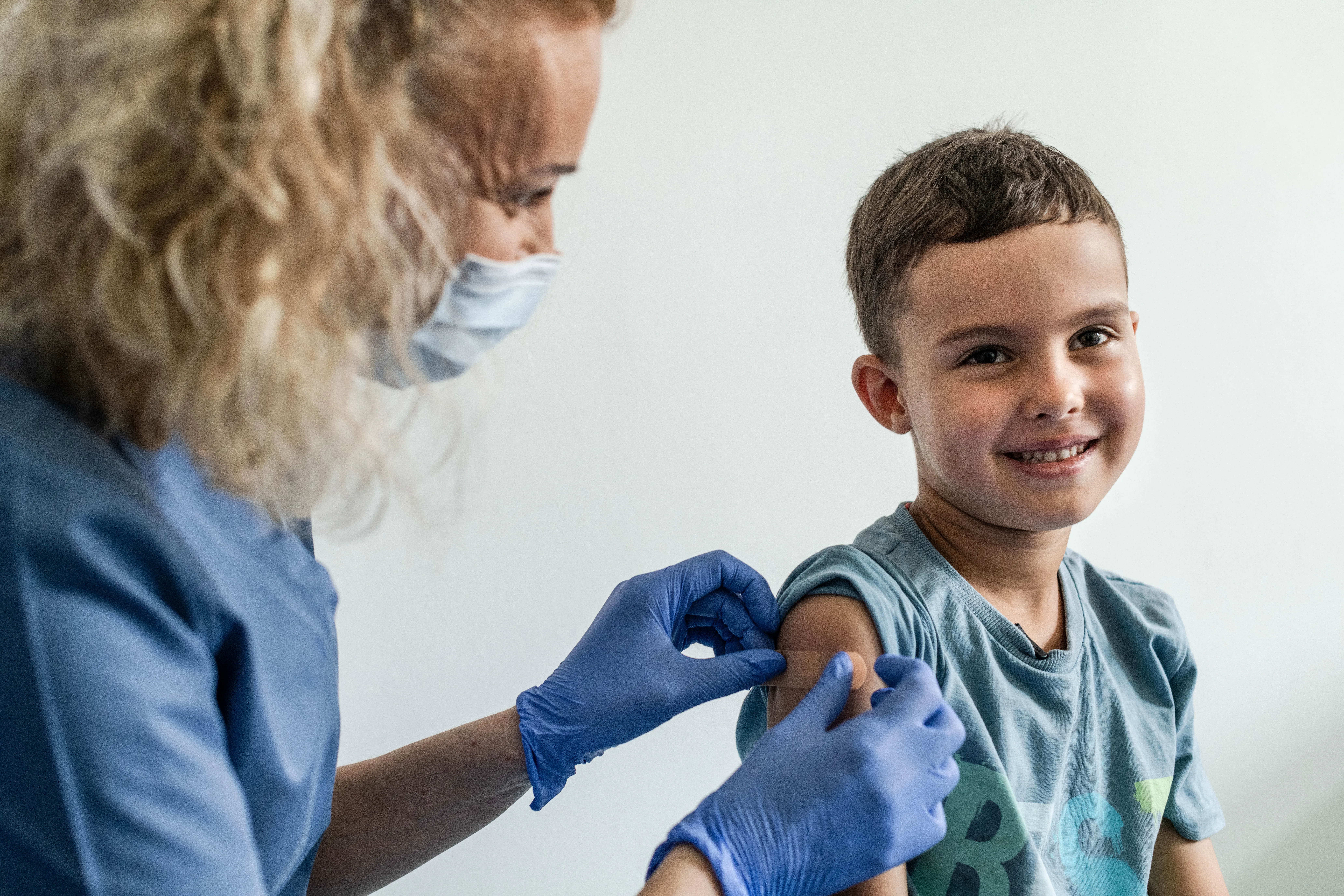 À Cracovie, en Pologne, Mykyta, 6 ans, reçoit ses vaccins.