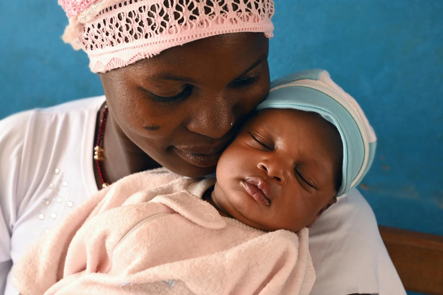 Irayou, a 24 year old mother of 4 children, with her youngest, at the health centre of Sambakaha, in the North of Côte d’Ivoire.