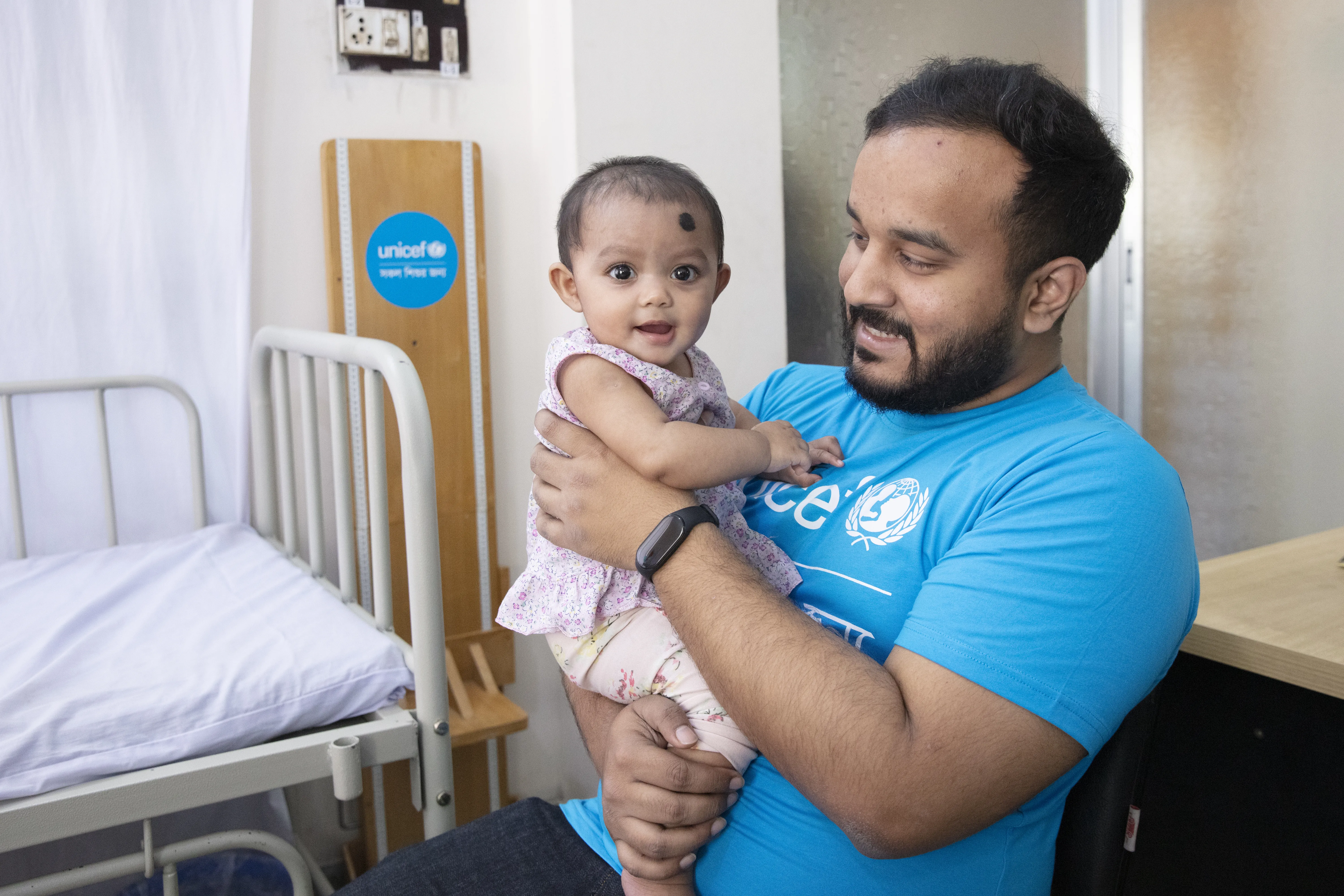 Le conseiller de l’UNICEF, Anindya Shubhra Banerjee, joue avec une petite fille à la garderie de la clinique Alo. Le 13 février 2023, Shyampur.