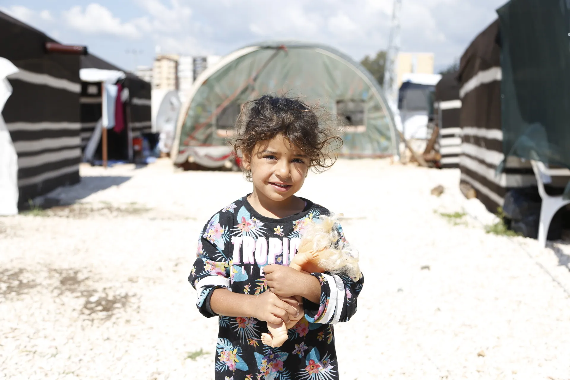 A little girl holding her toy at a temporary shelter in Hatay, Türkiye, after two devastating earthquakes hit south-east Türkiye on 1 May 2023.