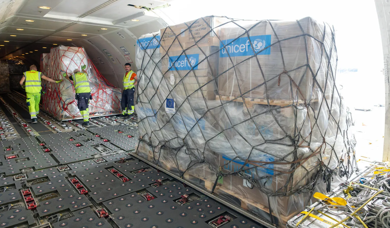UNICEF aid bound for Venezuela is loaded onto a cargo plane. 