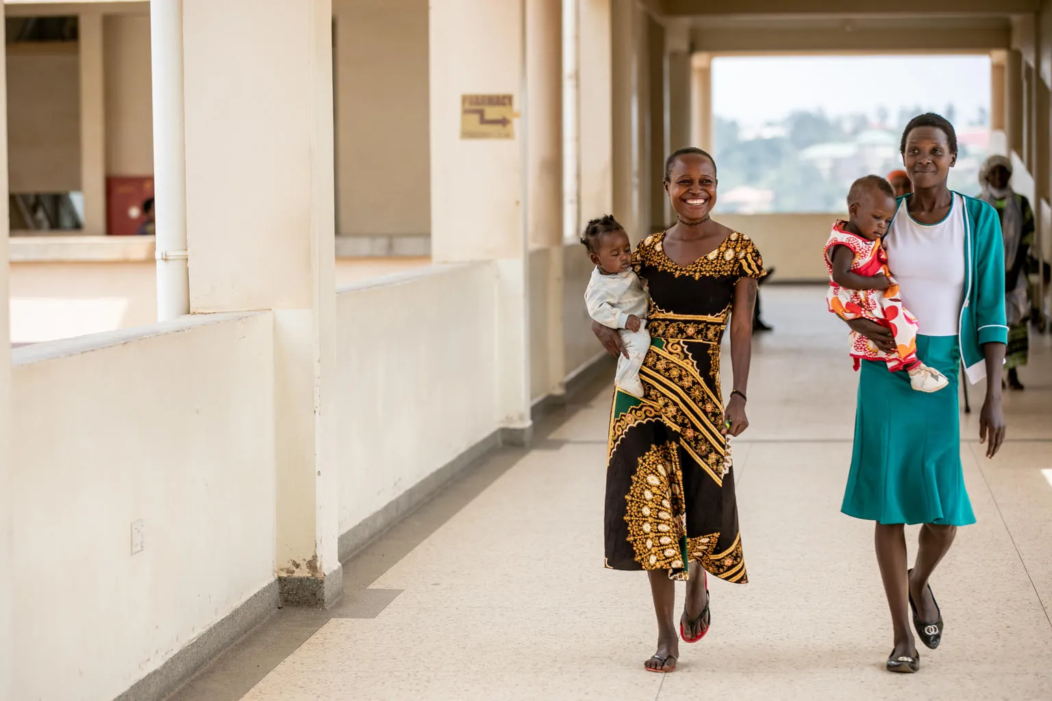 Deux femmes et leur bébé dans une clinique