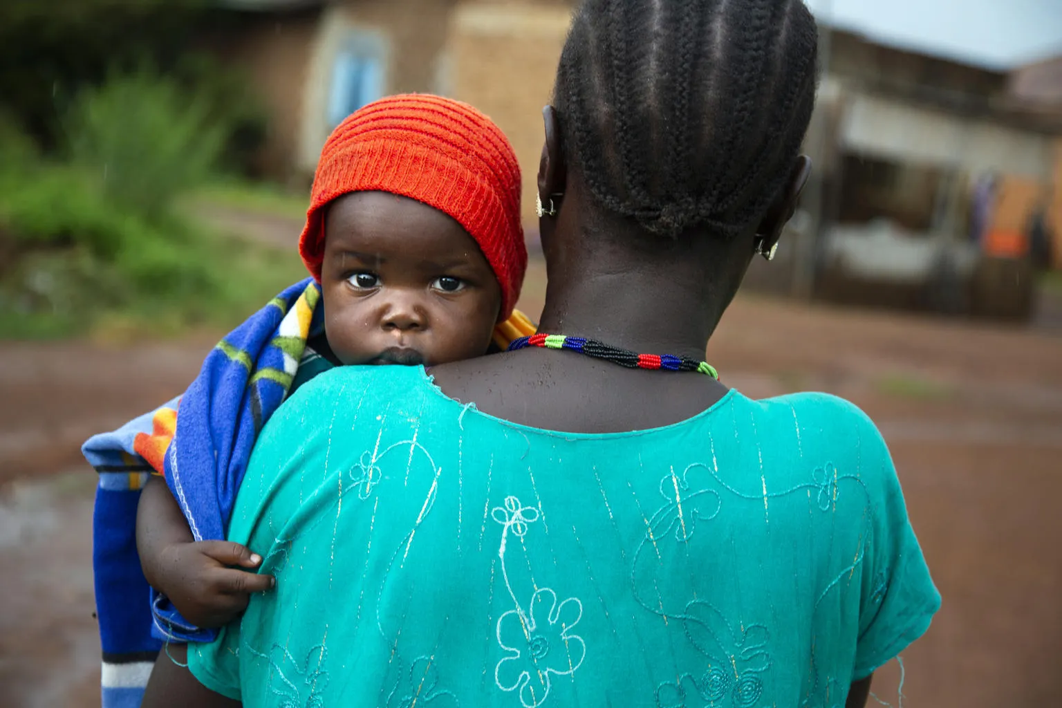Veronica Marco Bareza et son plus jeune enfant, Moubarak (9 mois), sont en route vers l’hôpital de Wau, au Soudan du Sud. Elle a été infectée par le VIH par son second mari, un soldat porté disparu depuis la résurgence du conflit au Soudan du Sud en 2016.