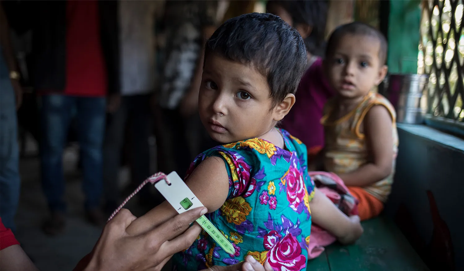 Une fillette passe un test de dépistage de la malnutrition dans une clinique soutenue par l’UNICEF dans un camp pour personnes réfugiées à Cox’s Bazar, au Bangladesh.