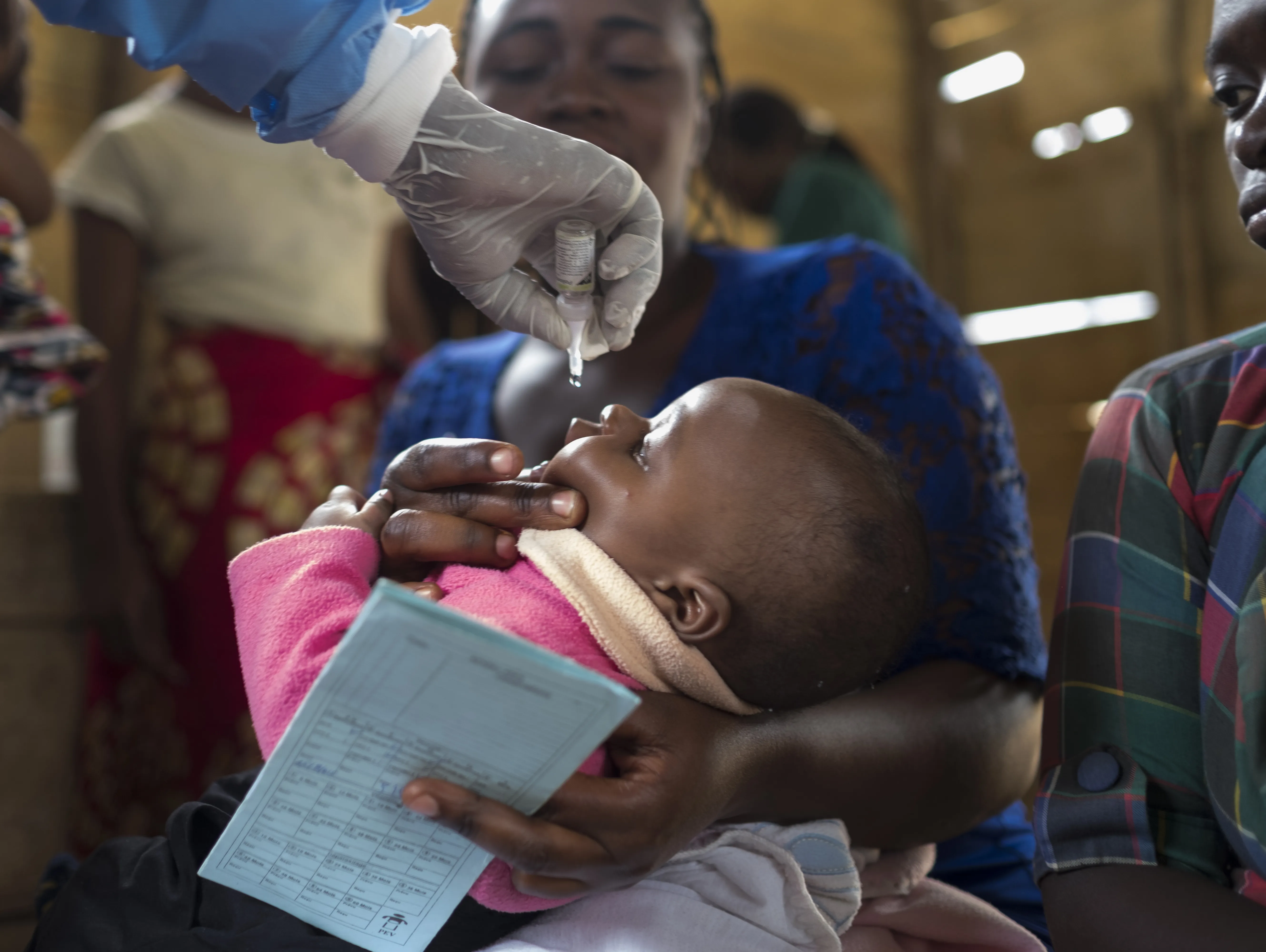 Baby in the DRC receiving liquid vaccine