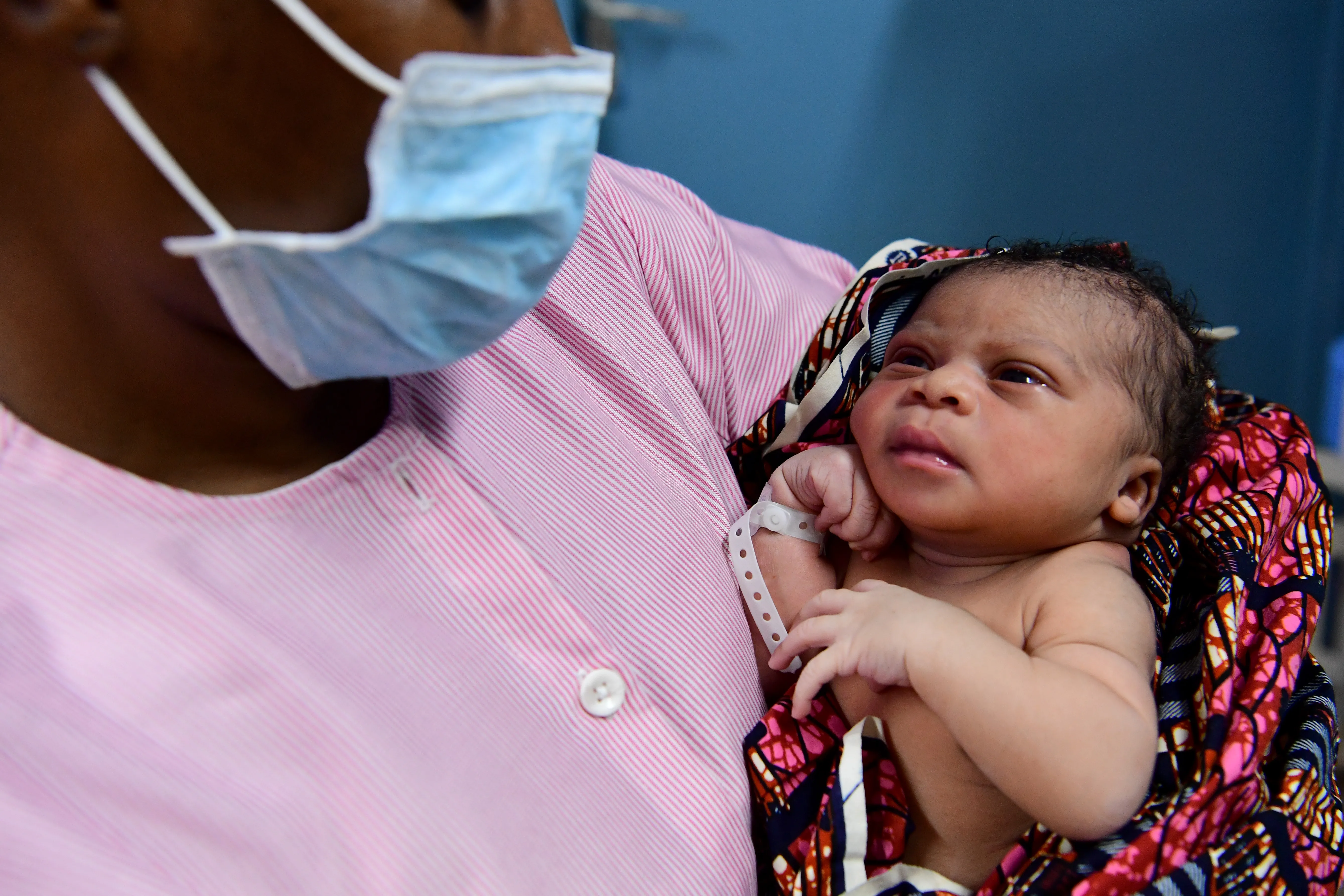 Permanent link to Image: https://weshare.unicef.org/archive/-2AM408X02PVN.html A nurse gives the first care, with a mouth mask, to a newborn in the health center of Port Bouet, a suburban f Abidjan, in the South of Côte d'Ivoire