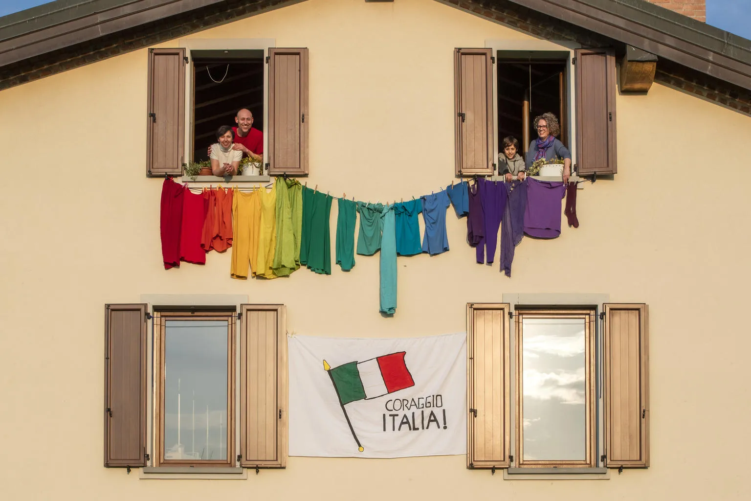 Children in Italy use clothes to send a message of support to their neighbours.