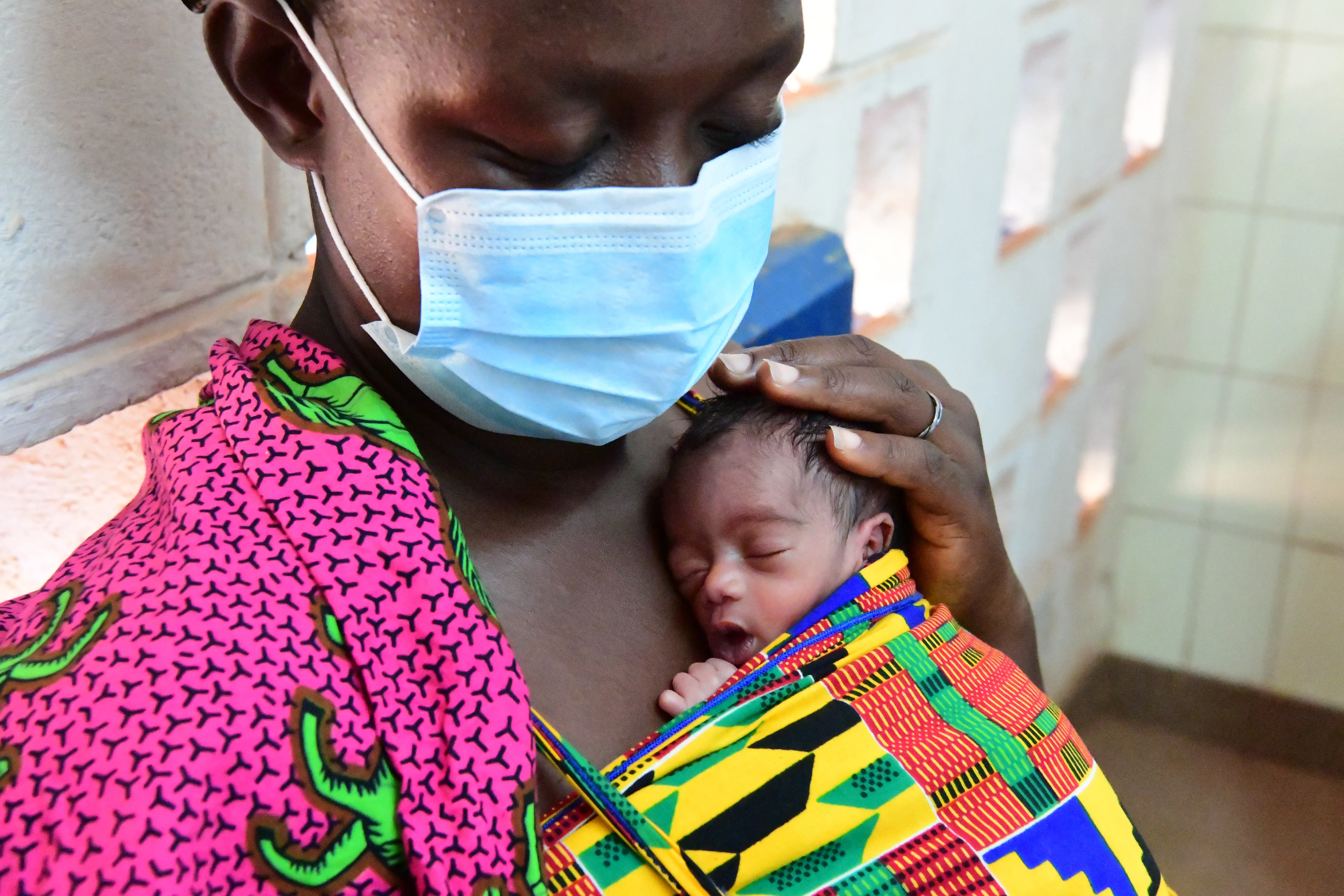 Permanent link to Image: https://weshare.unicef.org/archive/-2AM408XA6893.html Soro Sali, a 39 years old woman is practicing Kangaroo, at the Regional Hospital of Korhogo, in the North of Côte d'Ivoire. 