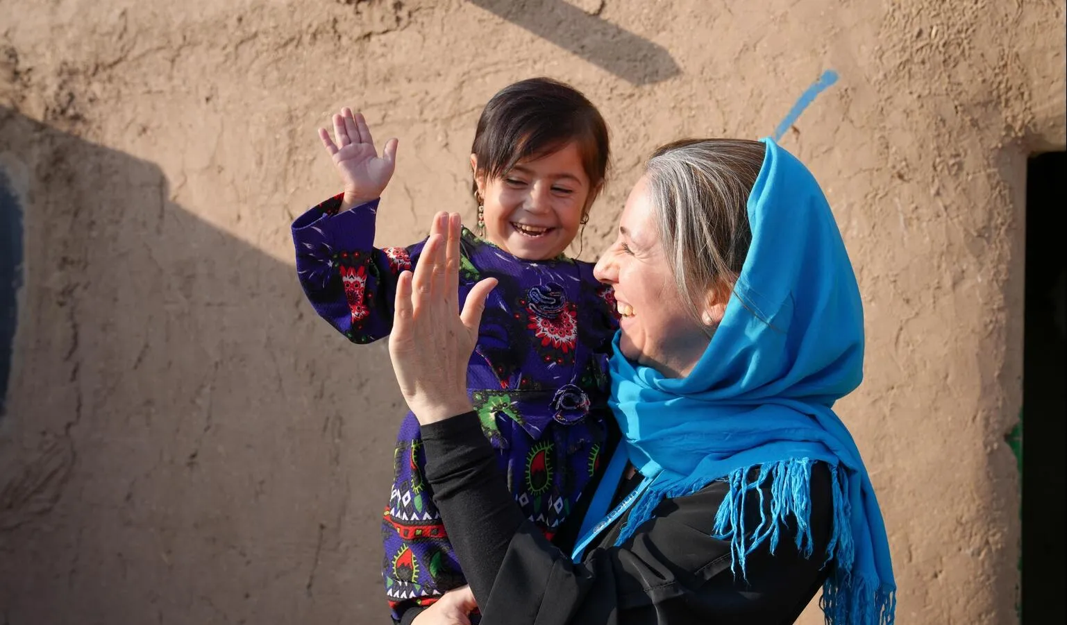 Sam Mort, la cheffe des communications d’UNICEF Afghanistan, tient la jeune Parwana dans ses bras.