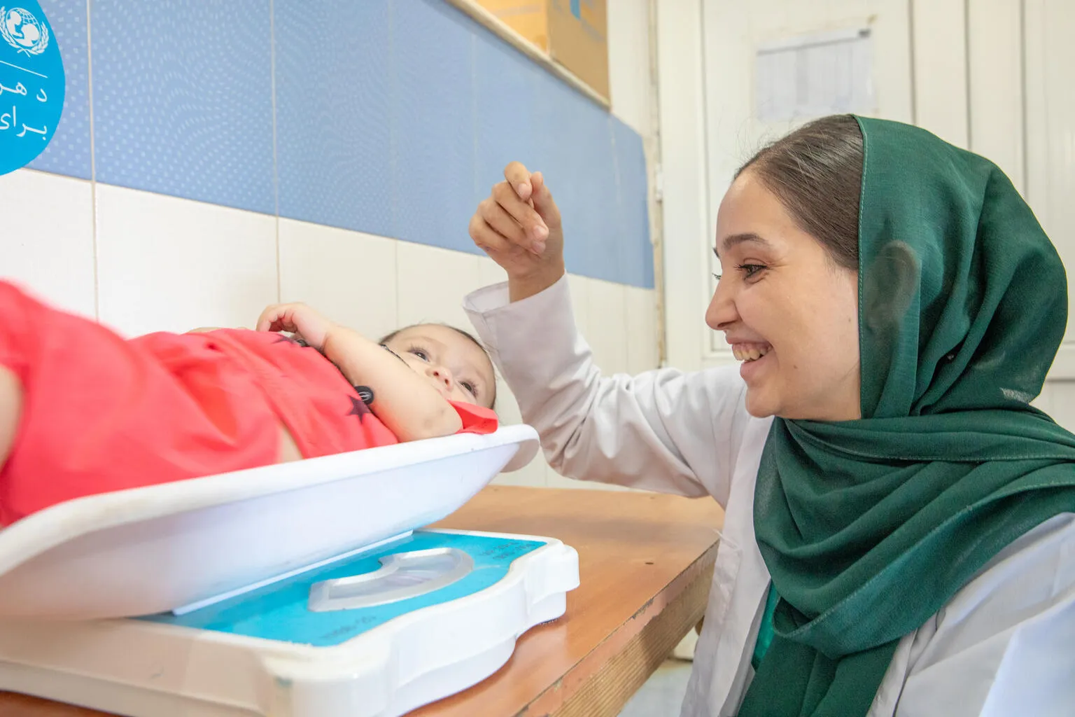 Un médecin pèse un bébé dans l’unité nutritionnelle d’un centre de santé communautaire de Herat, en Afghanistan.
