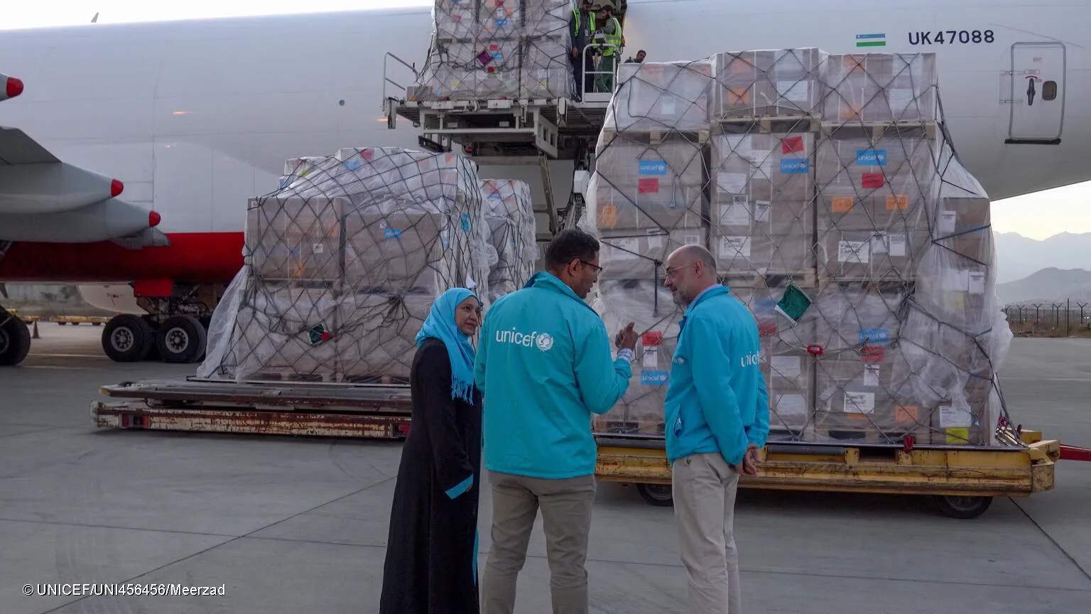 On 22 October, more than 80 tonnes of UNICEF medical supplies arrived today in Kabul as part of UNICEF’s earthquake relief response. 
