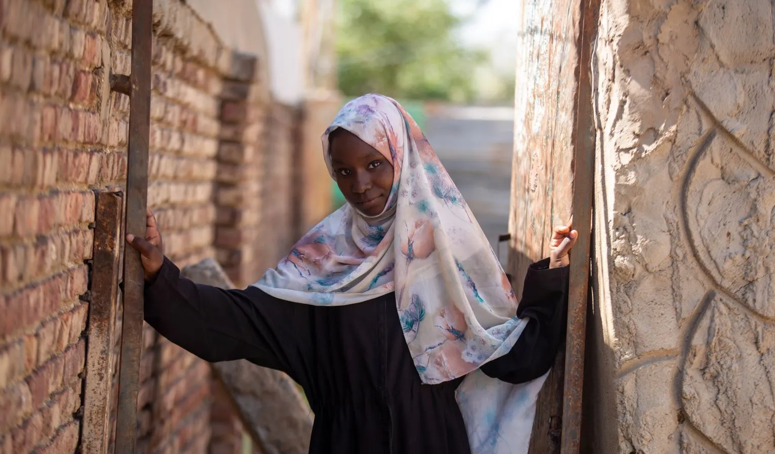 Au Soudan, la jeune Fiyha, âgée de 13 ans, sourit à l’objectif.
