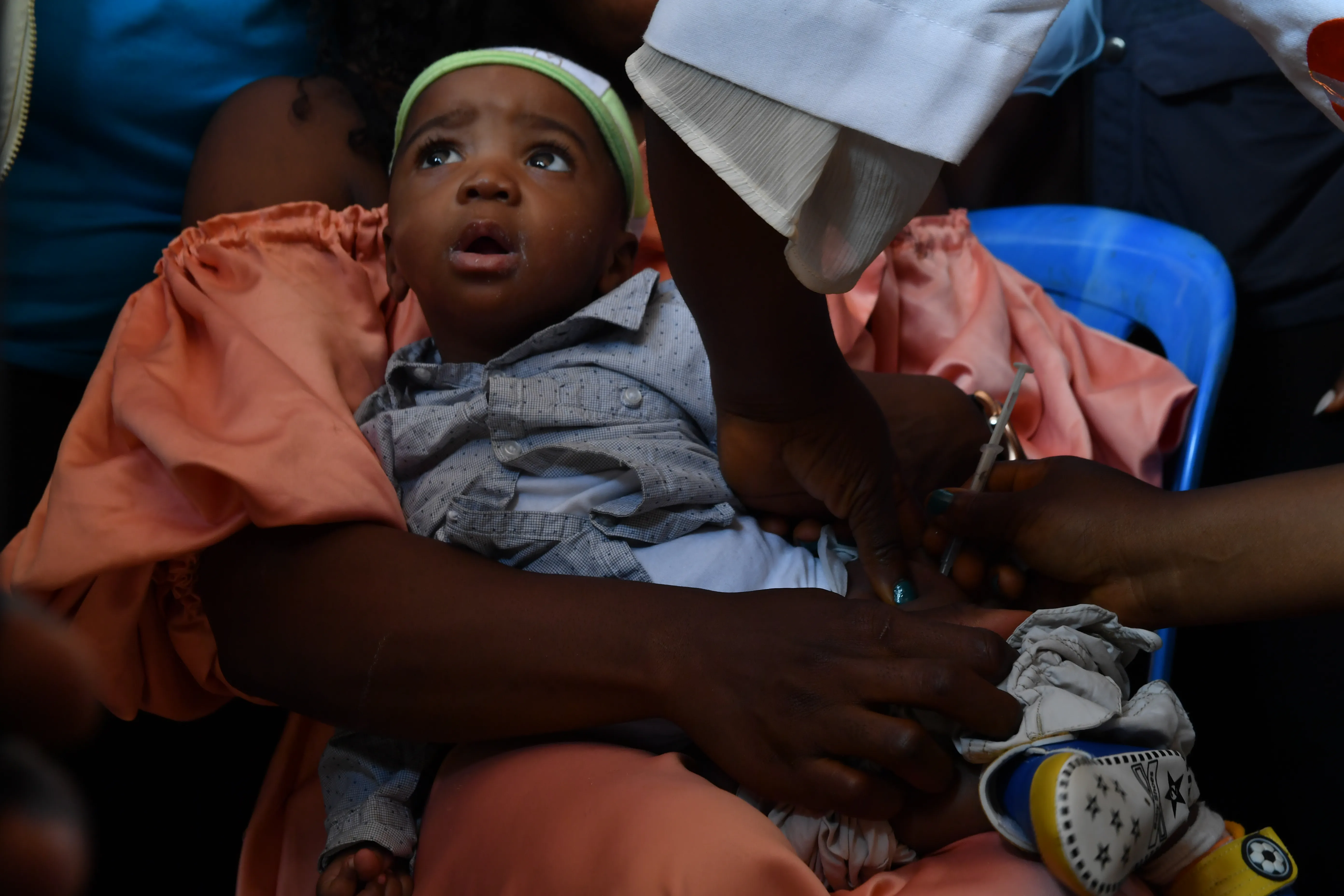 Theodore, a six-month-old child, received his first injection of the “RTS, S” vaccine to the encouragement and songs of nurses at a small hospital in the town of Soa, 20 km from the capital Yaoundé, one of the numerous vaccination centers in 42 districts declared “priority” by the government of Cameroon.