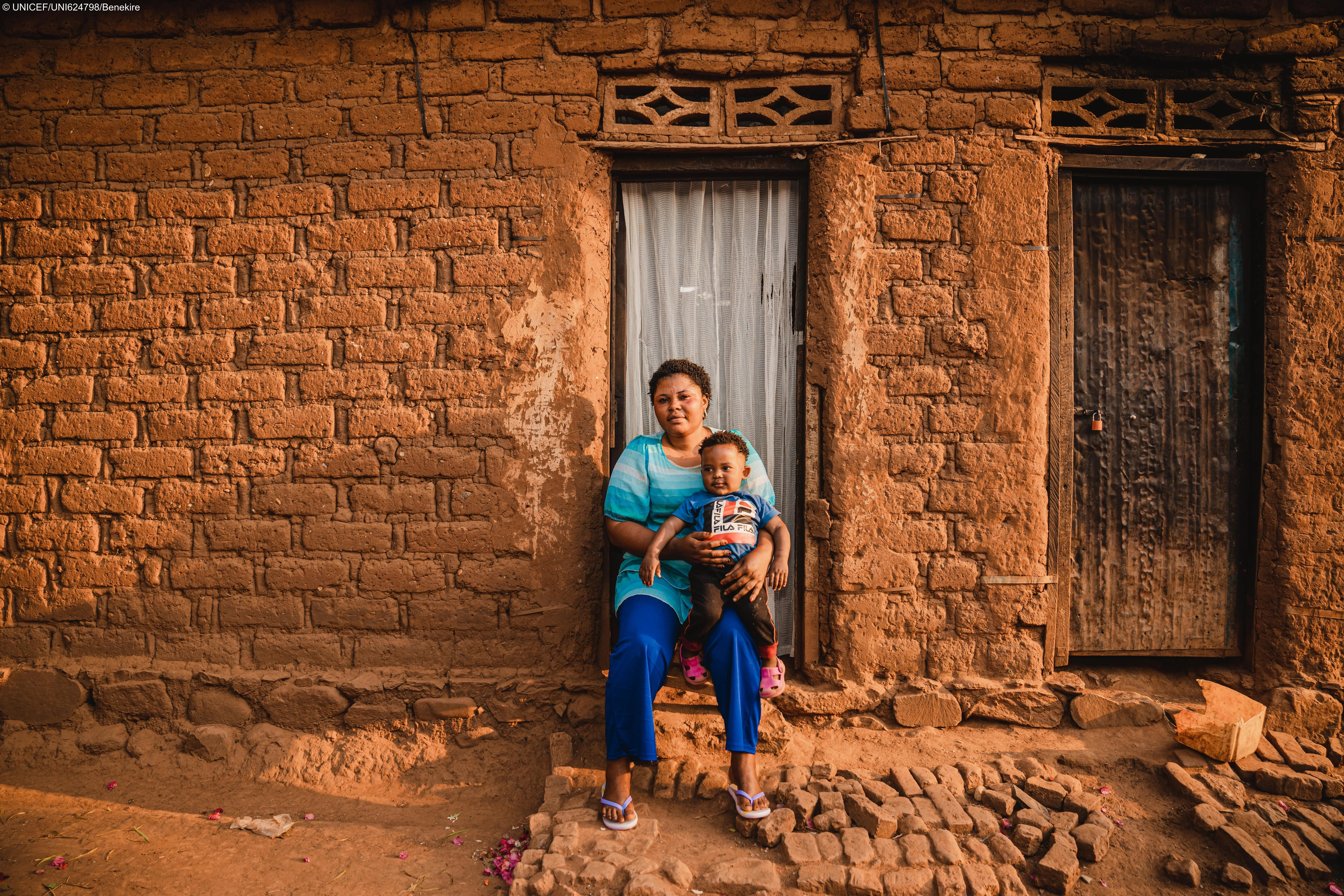Gabriel, âgé d’un an, est assis sur les genoux de sa mère Sarah, à l'extérieur de leur maison à Kamanyola, dans la province du Sud-Kivu, en République Démocratique du Congo. 